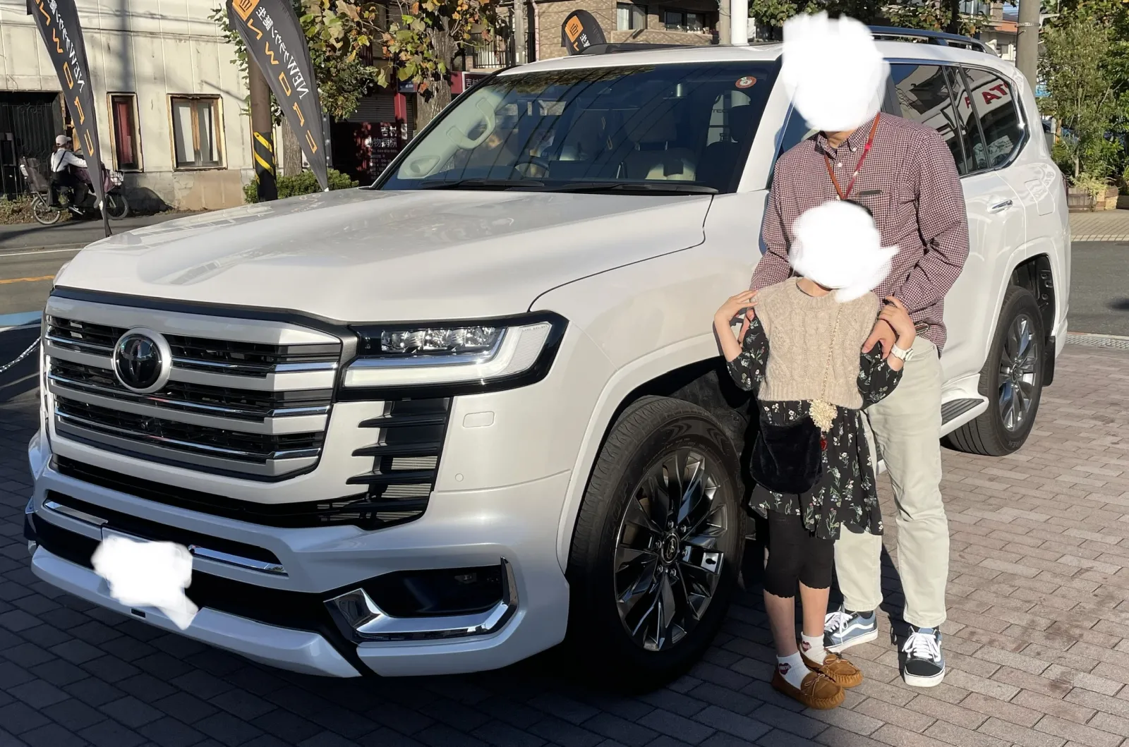 少し前になりますが、娘とランドクルーザー300に試乗しました。
実はディーラーさんと提携している整備会社の社長さんの車。
たまたま別要件で立ち寄っていたところ、ひときわ輝いている車を発見し、ご厚意で試乗させていただきました。本当にありがとうございました。
試乗するたびに毎回思いますが、乗り心地が圧倒的に改善されていること。TNGAプラットフォーム採用で重心のバランスが最適化されたことによる恩恵なのでしょう…
軽量化されたからか坂道の登りやすさは200に比べてベタ踏みしなくてもすっーと登り、ツインターボの恩恵もあり、とても快適でした。