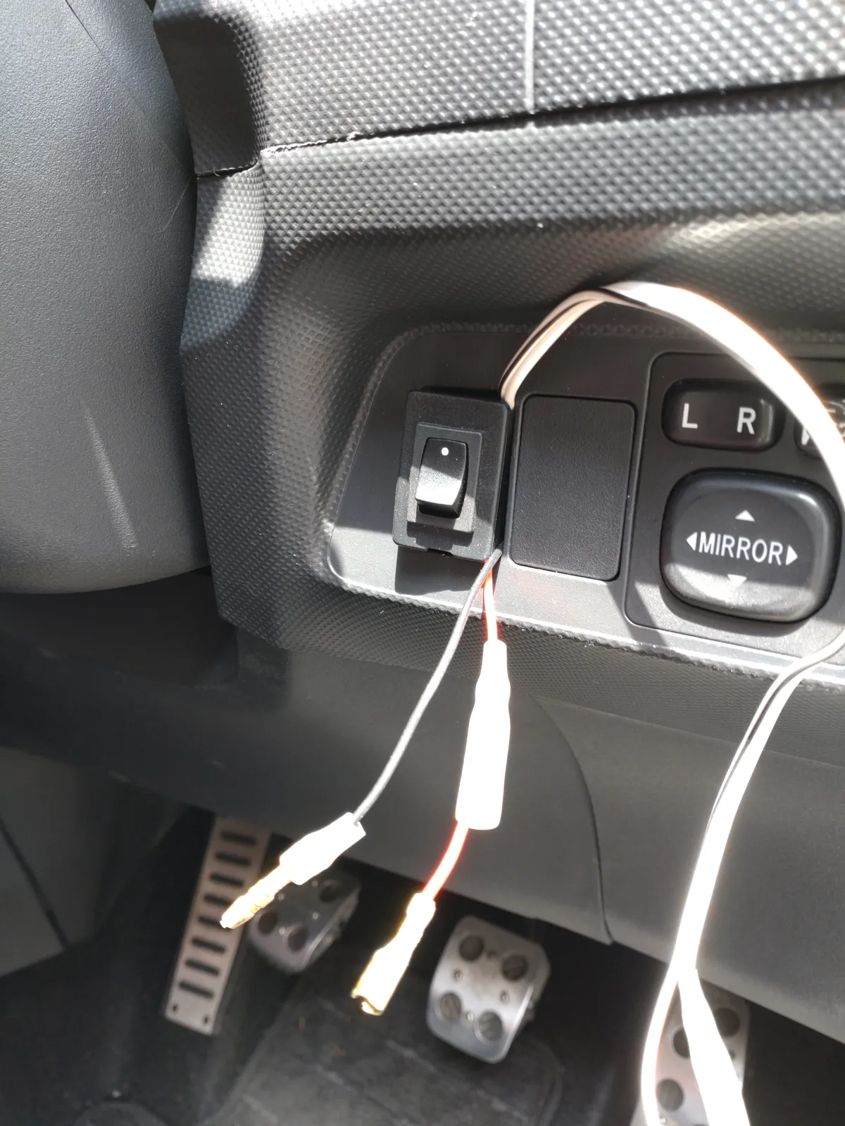 メーカー純正ナビがついている中古車に社外ナビを移植した場合に、カーナビが狂う時はテレビキャンセラーも確認してみて。
これが、OFFやONになっている時に、車速信号が取れるかに影響が出ます。

どんなに配線を正しくしても、車速パルスが取れなかったので、ハマりました。
自分の場合は、ONの時に車速信号が取れていたので、スイッチの配線を引っ張り出して直結してやる事にしました。

(´・ω・`)　これは気づくまでに苦しんだ…