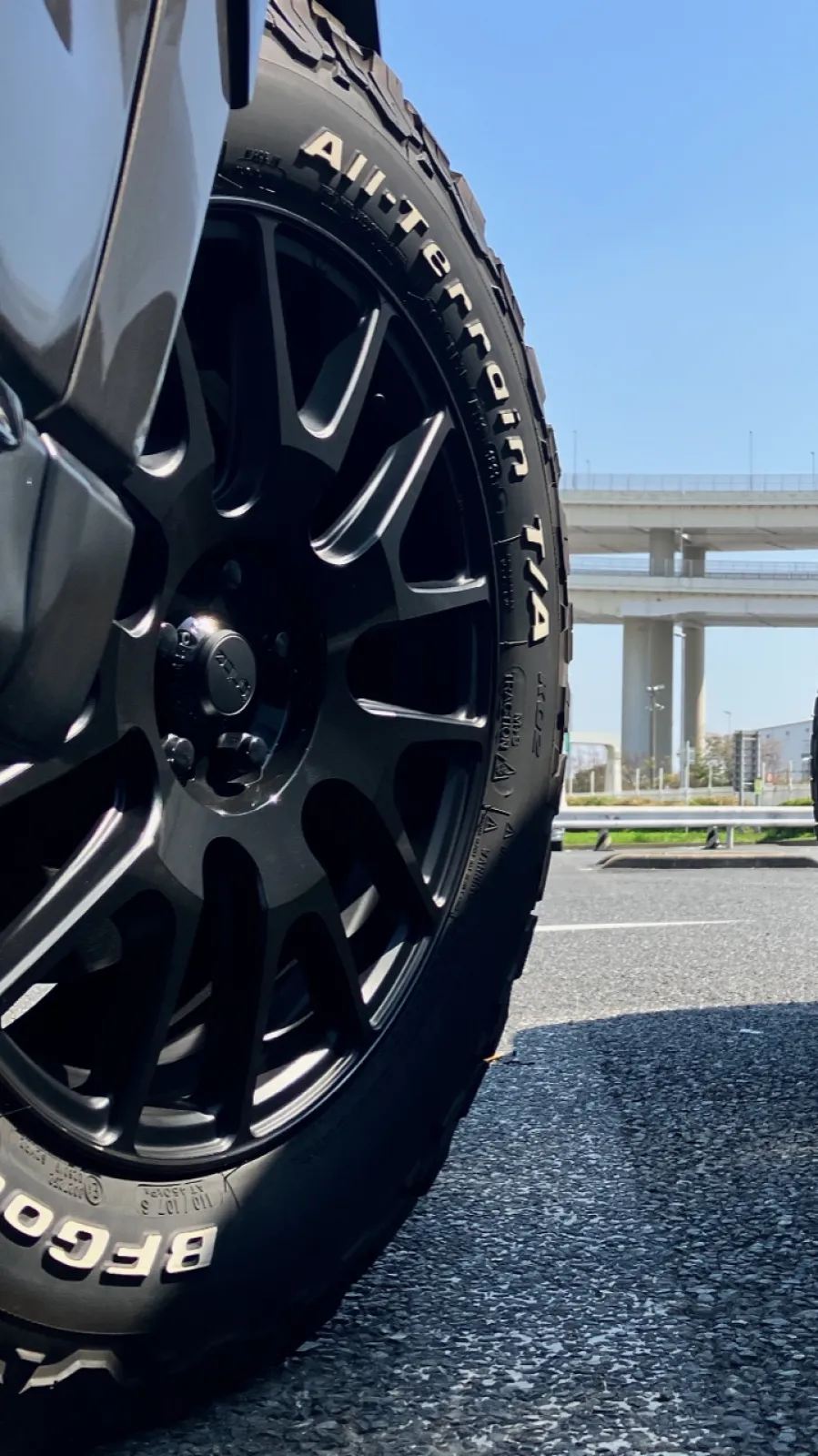 全く溝が減らないと有名なタイヤを買ったのでもう少し乗るかな。
そもそも不満は全くないんだけどね