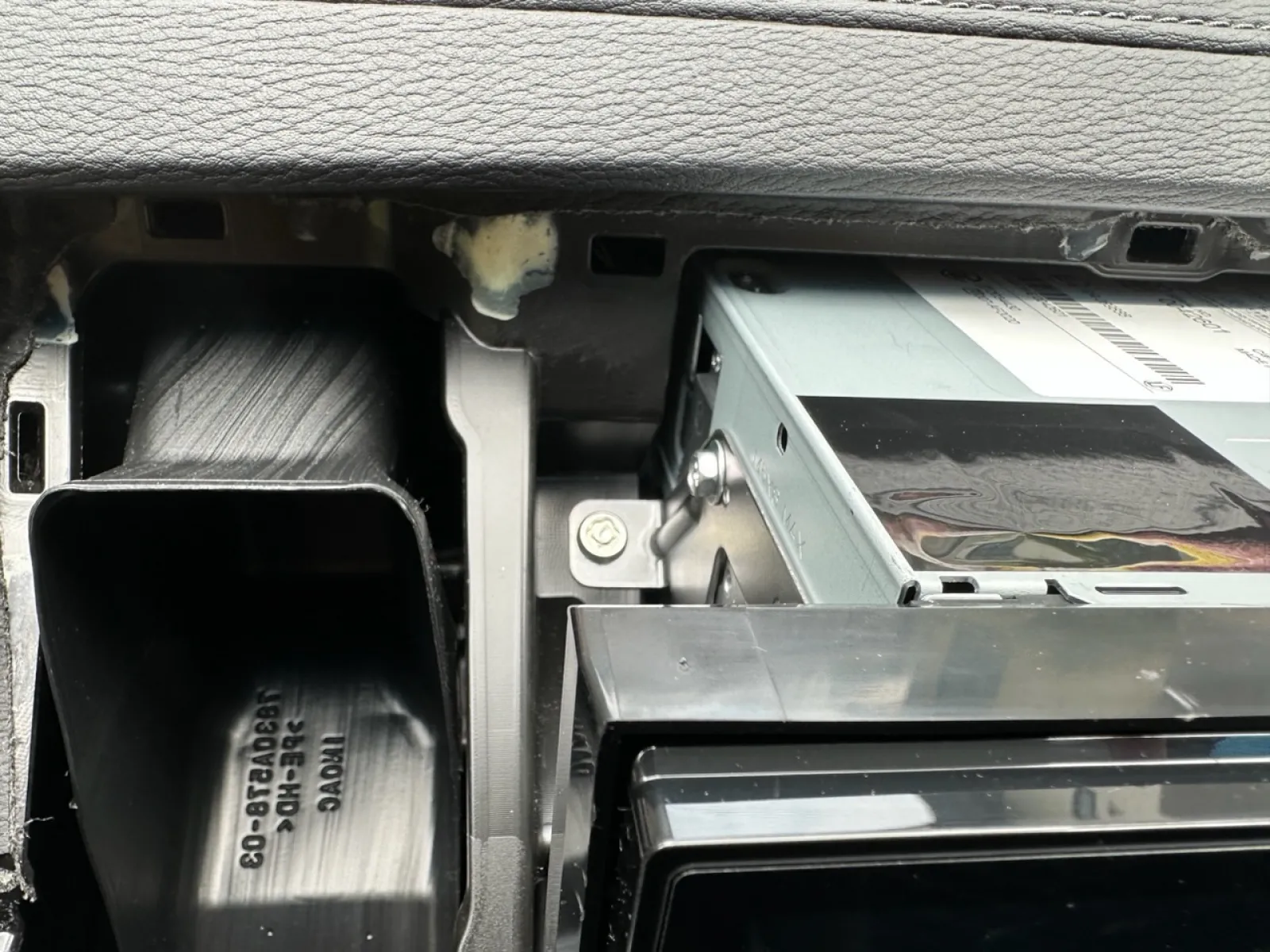 カーナビは4本のネジで止まっていますが、2本は盗難防止の特殊ネジのため付属のアダプターを使って外します。