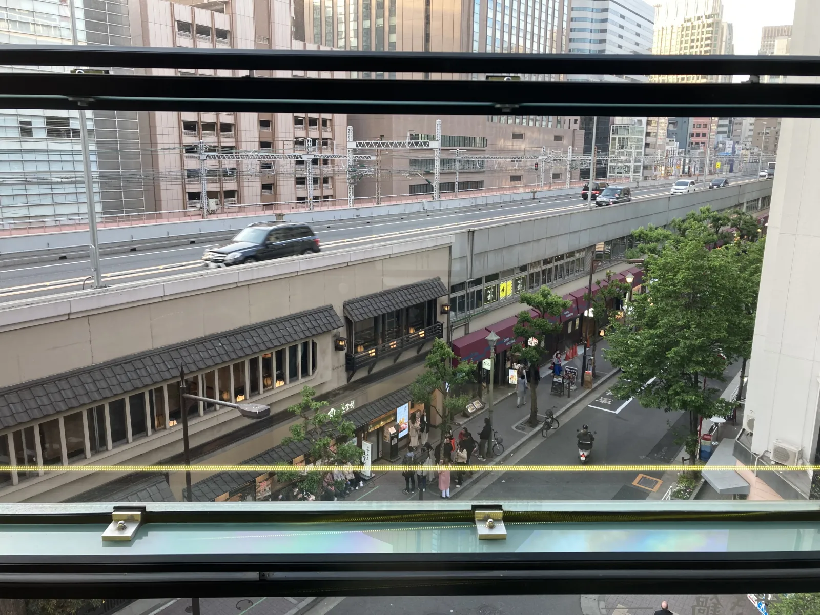 食事のため銀座コリドー街のビルでエレベーターに乗ったら、見事なKK線ビューでした！