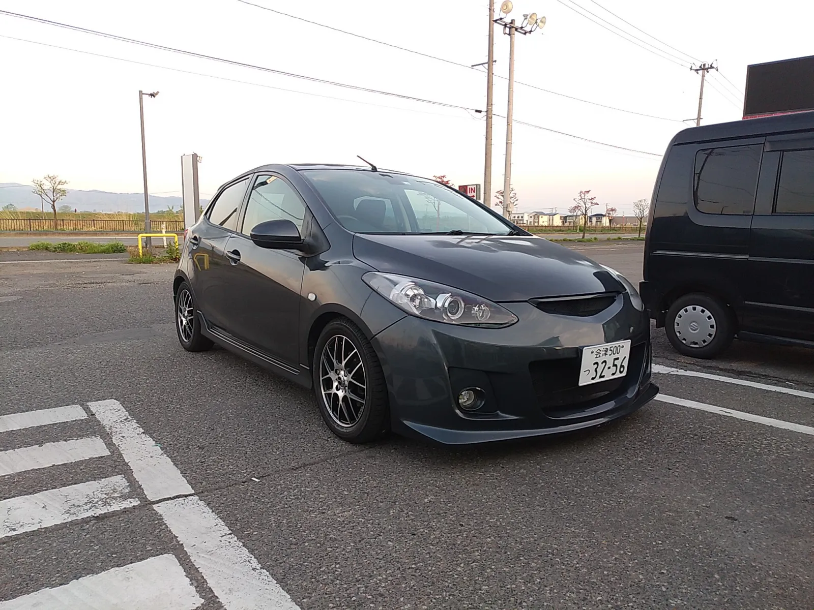 写真は、
ガソリンスタンドの
自動洗車機で洗車
＆
WAKO'Sバリアスコートを
1層塗り込んだ後の1枚。


WAKO'Sバリアスコートは、
洗車のたびに
結構塗り込んでいて、
今回で通算11層目になります。


WAKO'Sバリアスコートを
塗り込んできたおかげで、

ホコリで車両が多少汚れていても、
遠目から見ると、
車両が光沢でヌルテカして見えます。
満足。


WAKO'Sバリアスコートは、
非常に優れた光沢を作り出してくれますし、
撥水効果ももたらしてくれます。


しかし、
ホコリをかぶった車両に
降った雨がかかると
車両上で雨粒が撥水され、

雨粒が乾くと
点々とした汚れとなり残りますね。


バリアスコートに
雨粒が流れ落ちてくれるような
機能があれば、
「雨のたびに車のホコリが
洗い流され、良いのになぁ」と思いますね。


製品改良に期待です！