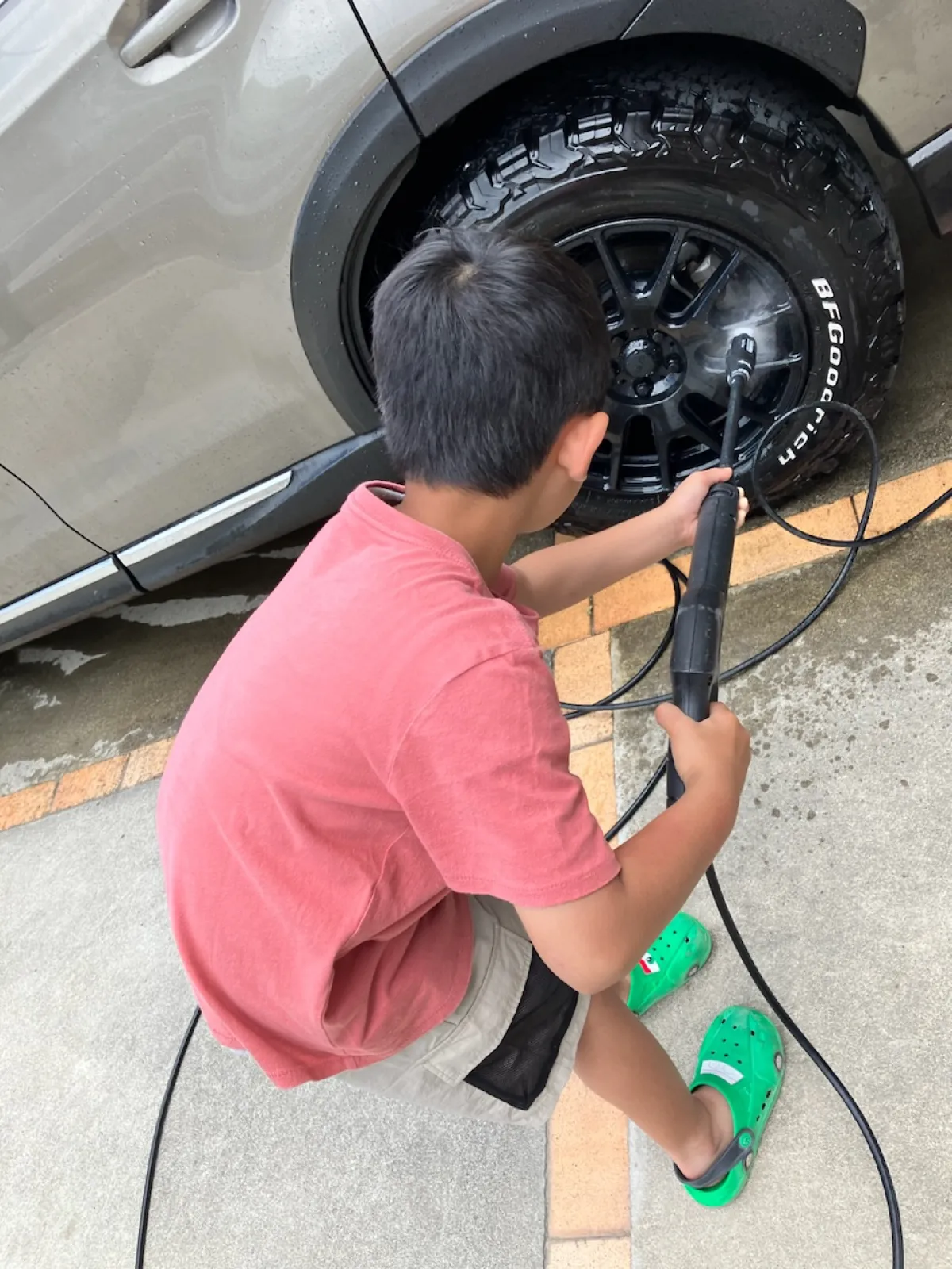 いっぱい遊びに連れて行ってくれたお礼に。
2人で洗車。