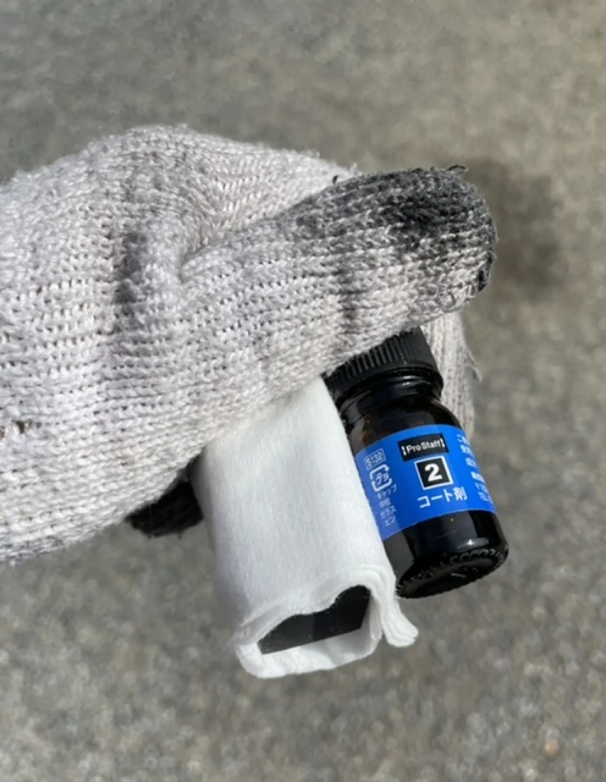 続いて2液クリアーコート剤の登場です。付属の箸置きみたいなのに綿を巻き付けて、クリアーコートを付けてさらに磨きます🌟