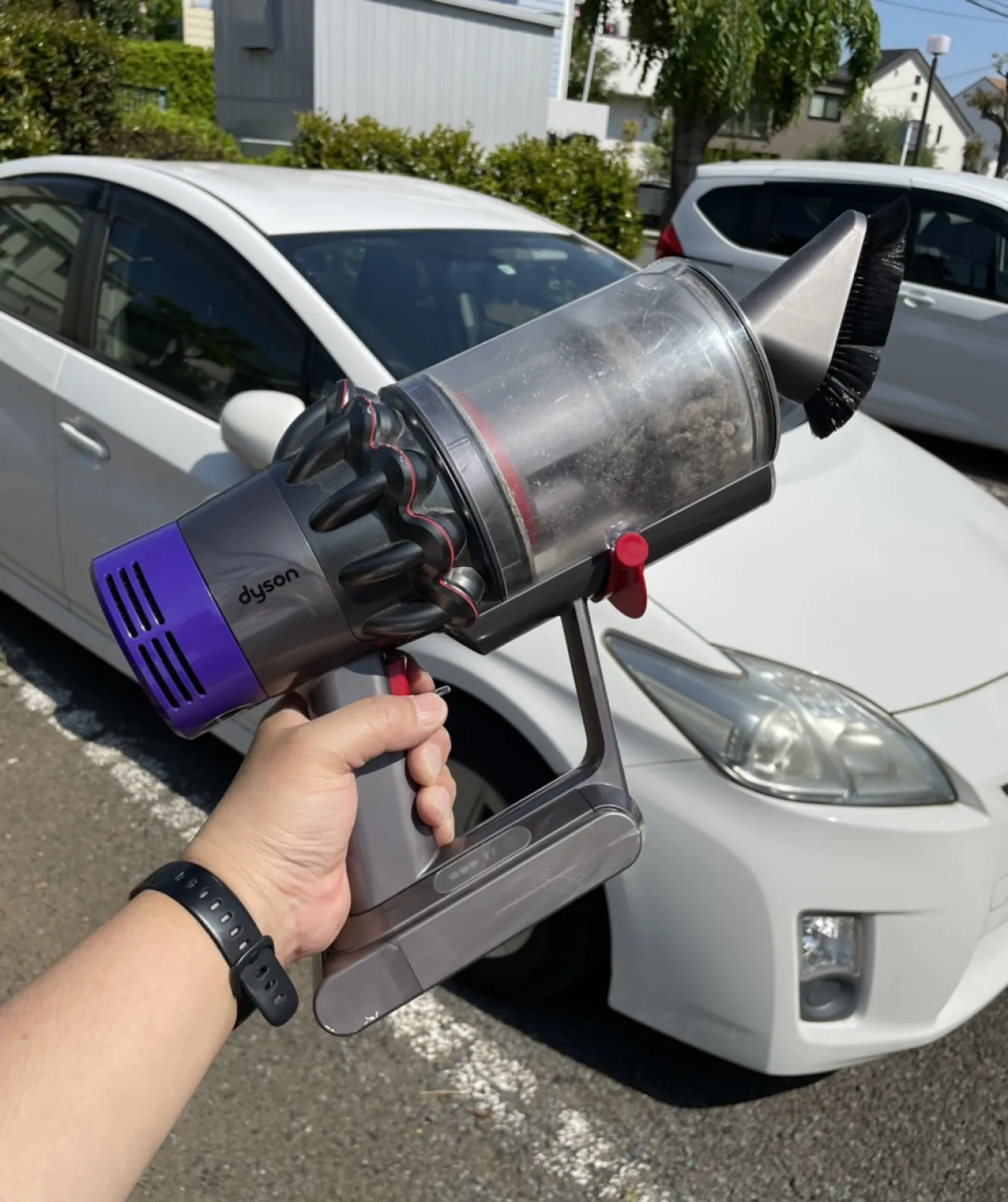 何年も前に買ったダイソンの掃除機、ジャパネット豪華アタッチメント6点付！
お出かけ前にプリウスくんに初めて使ってみました