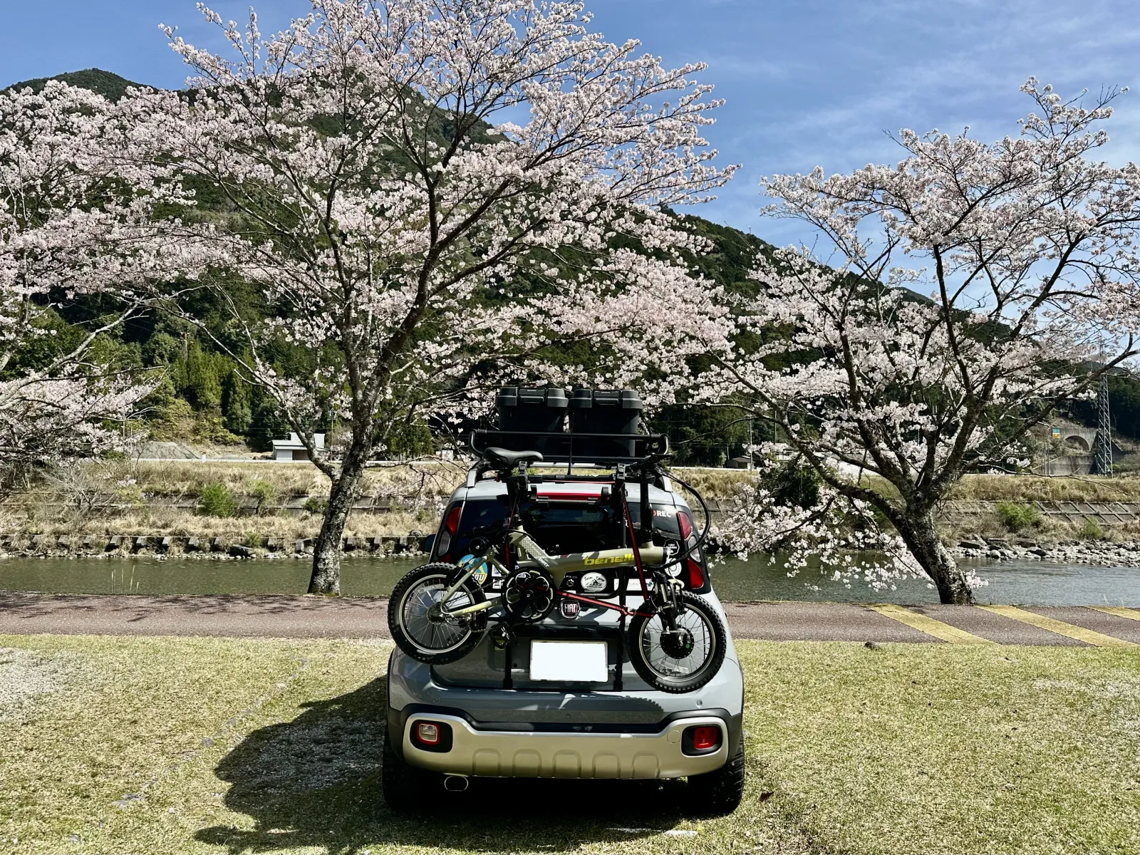 ソロキャン大好き。

そして相棒の２気筒875cc、6MTと
マニアックなスペックの
パンダクロス4×4も大好き。