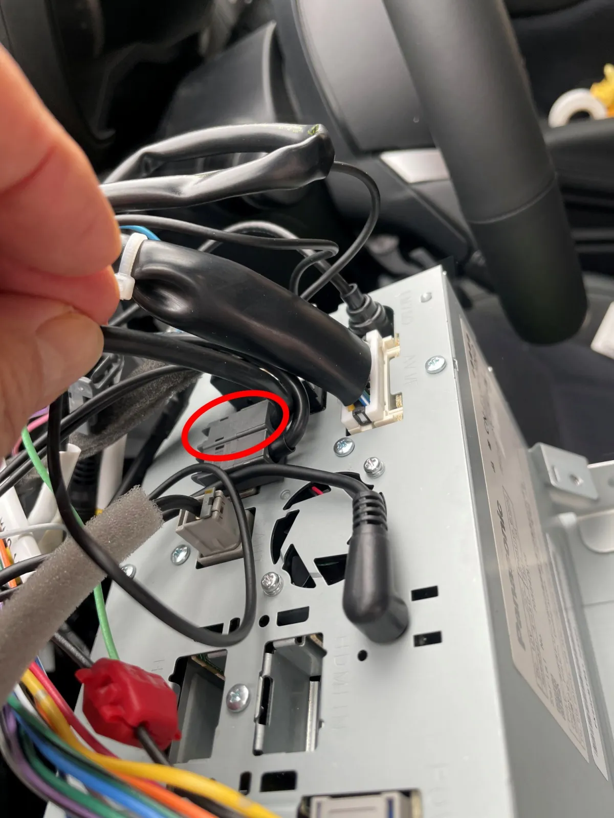 AndroidAuto/CarPlay対応USBの端子はこちら。
隣は既設の電源USBポートかな。