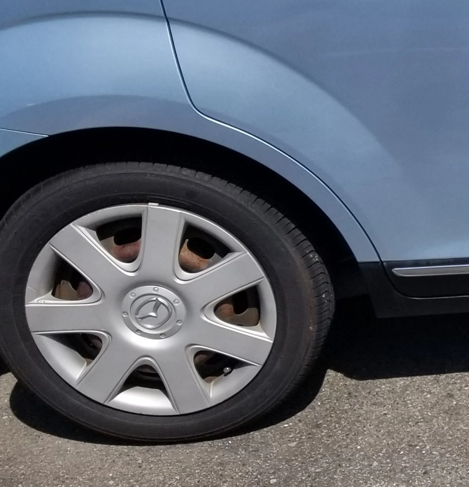 テカりの無い自然な黒色になりました。(^_-)-☆
他に・・・車内外の未塗装樹脂部分、ガラスに使用すると撥水効果抜群です。本当に万能な1本です。