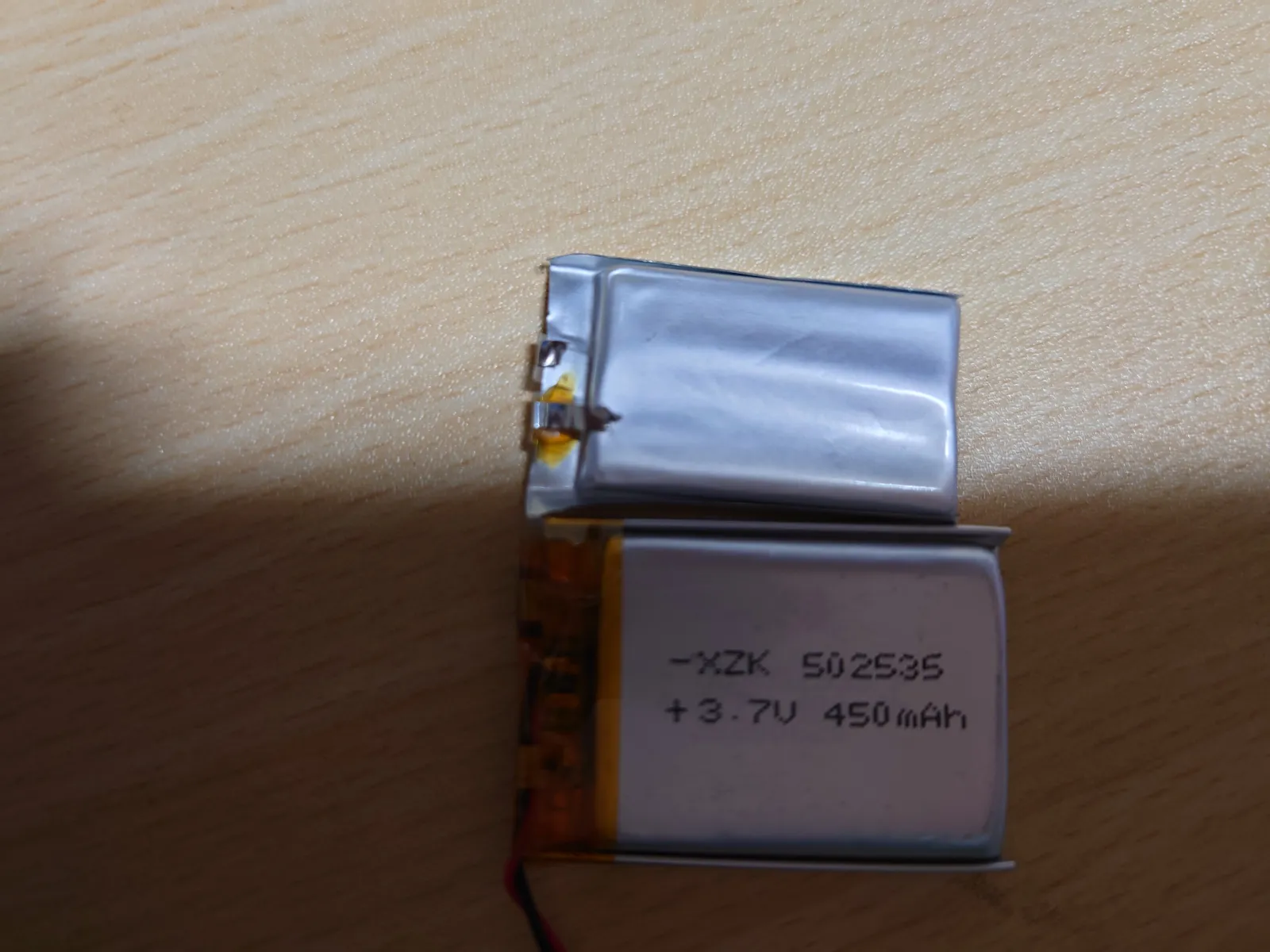 元々付いていたバッテリーは
402035
(3.7V240mAh)
ですが
ギリギリ収まる寸法の
502535
(3.7V450mAh)
を入れます
但しバッテリーから出ている端子の位置が違うので斜めに折って付けました