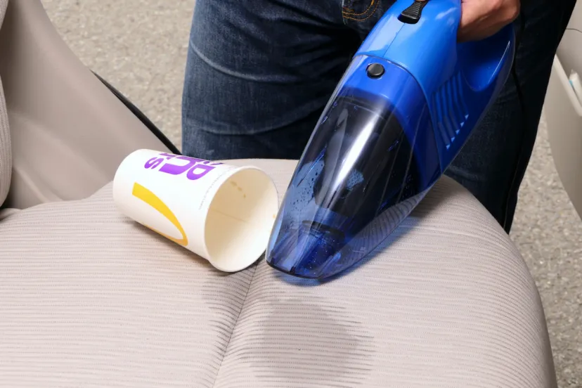 小さくたって充分以上のバキューム効果！【洗車用具の選び方】コンパクトクリーナー編