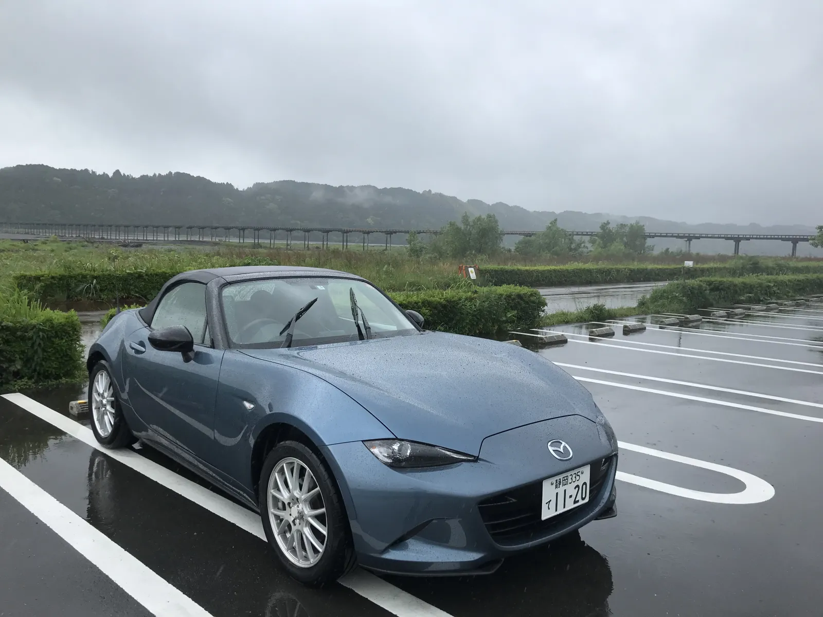 ＧＷの最後は雨。朝から雨。上がる様子なし。
NDもNBも一年点検を済ませたばかりだが、
二台とも修理箇所が発生し、今後近いうちに
修理する必要ありとなって修理費の工面しないと。また大変だあー。って他人事のようにまずは言い聞かせて、NBのラジエーター交換が工賃ともで約11万、タイミングベルト交換は周辺ウォーターポンプも含めて約14万.アッパーアーム、ロアアームのブーツ交換2万かなりの痛手。NDはロアアームゴムブーツ交換必要だけど、アームからのまさかのアッセンブリー交換しかなく約10万。ロードスター貯金が飛んでいく〜。

そんな気持ちも癒やすために雨の中の新緑を
楽しんで来ました。幾つかの場所は、さぁどこでしょうか？ヒントは静岡県です。ここはどこ？