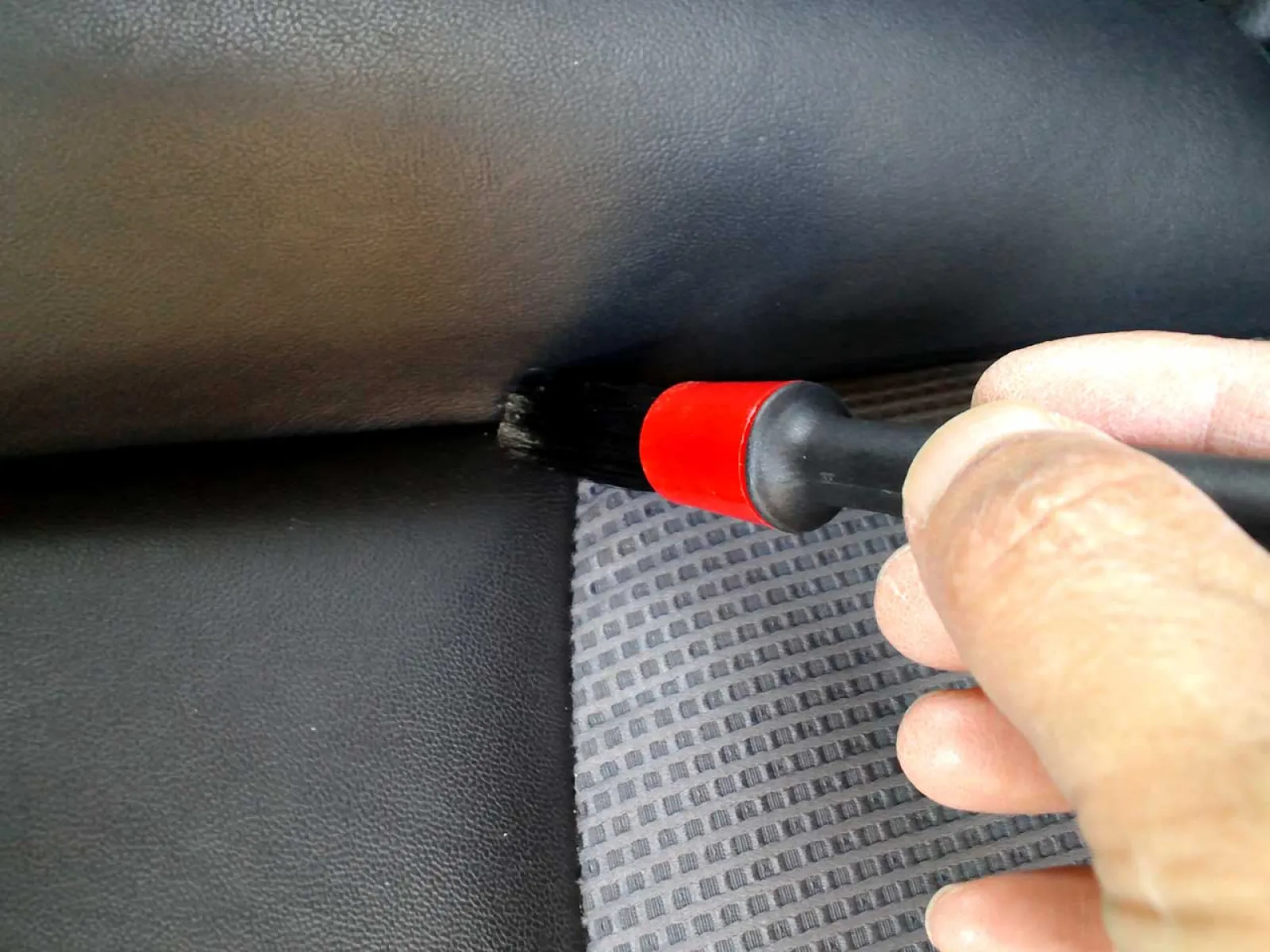 1：まずはシートから。
スキマのホコリはディテーリングブラシで
かき出しながら掃除機で吸い取ります。
全座席実施。