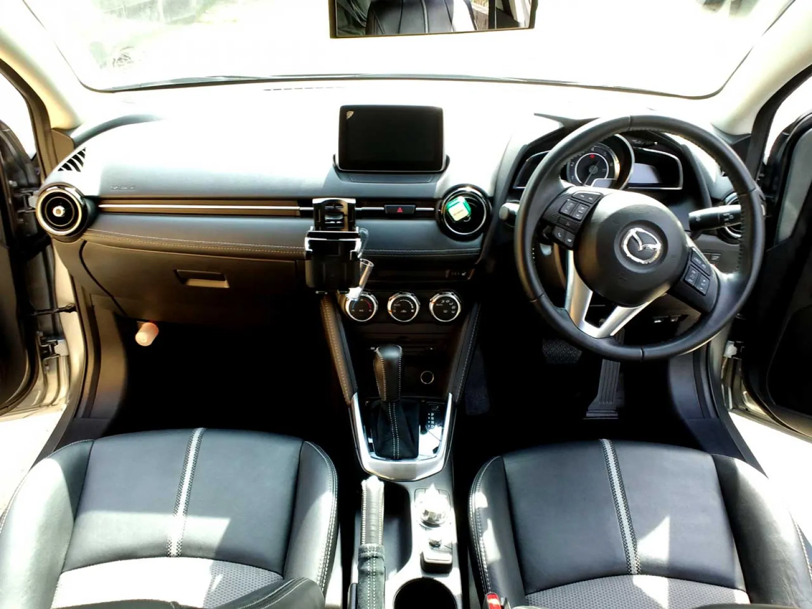 春先からの黄砂でホコリっぽかったので、
車内清掃しました。