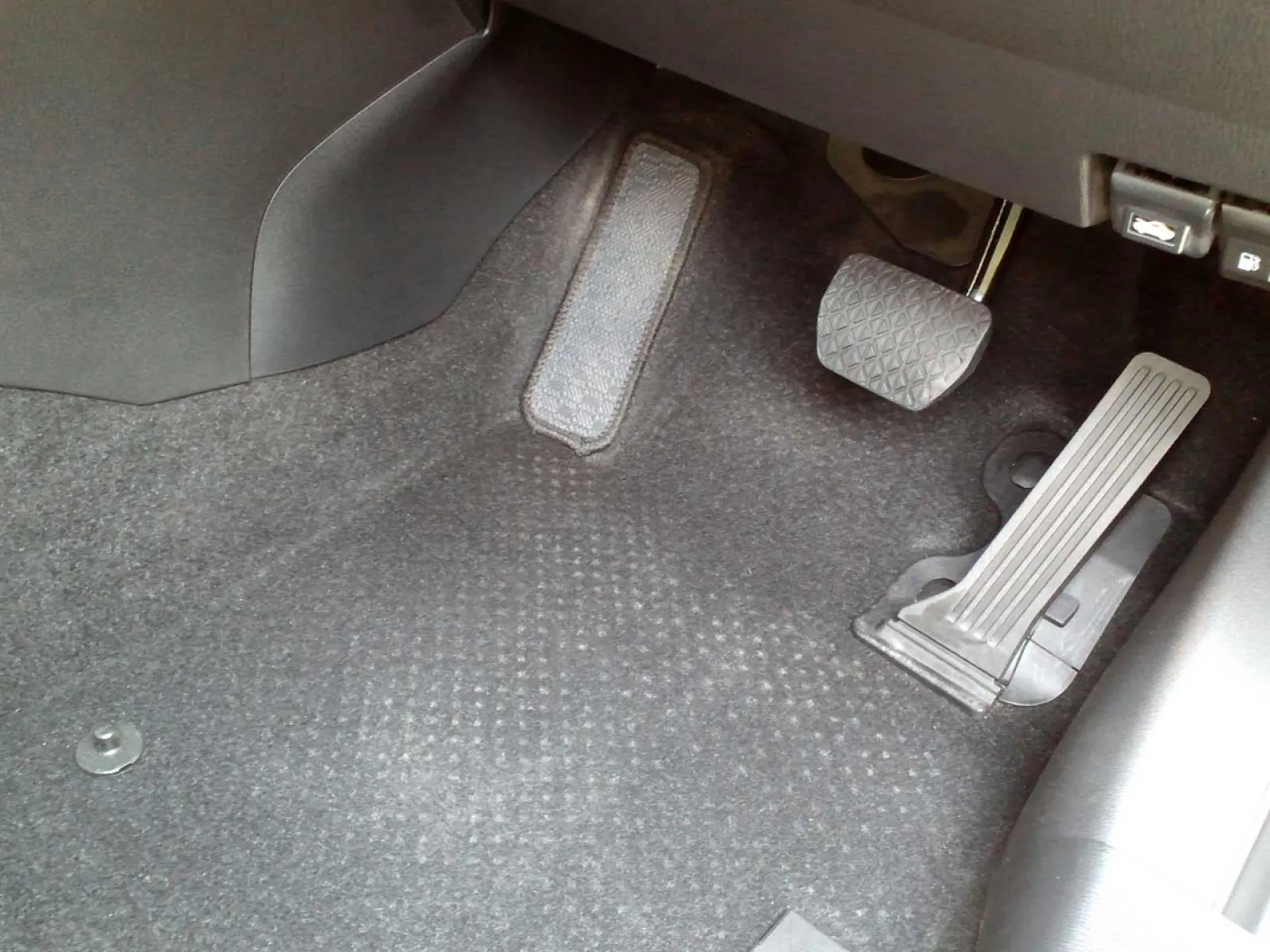 2：フロアはブラシで砂埃をかき出しながら掃除機で吸引。
運転席側。ペダル、フットレストは水を含ませたブラシで洗浄。