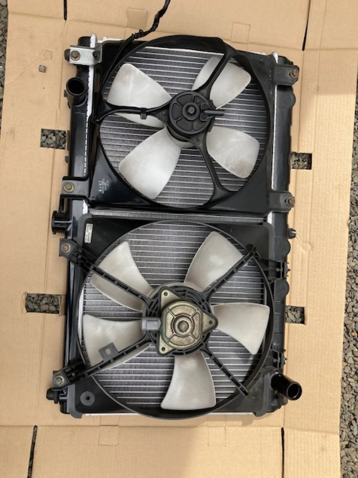 新しいラジエーターにファンを移設しました。