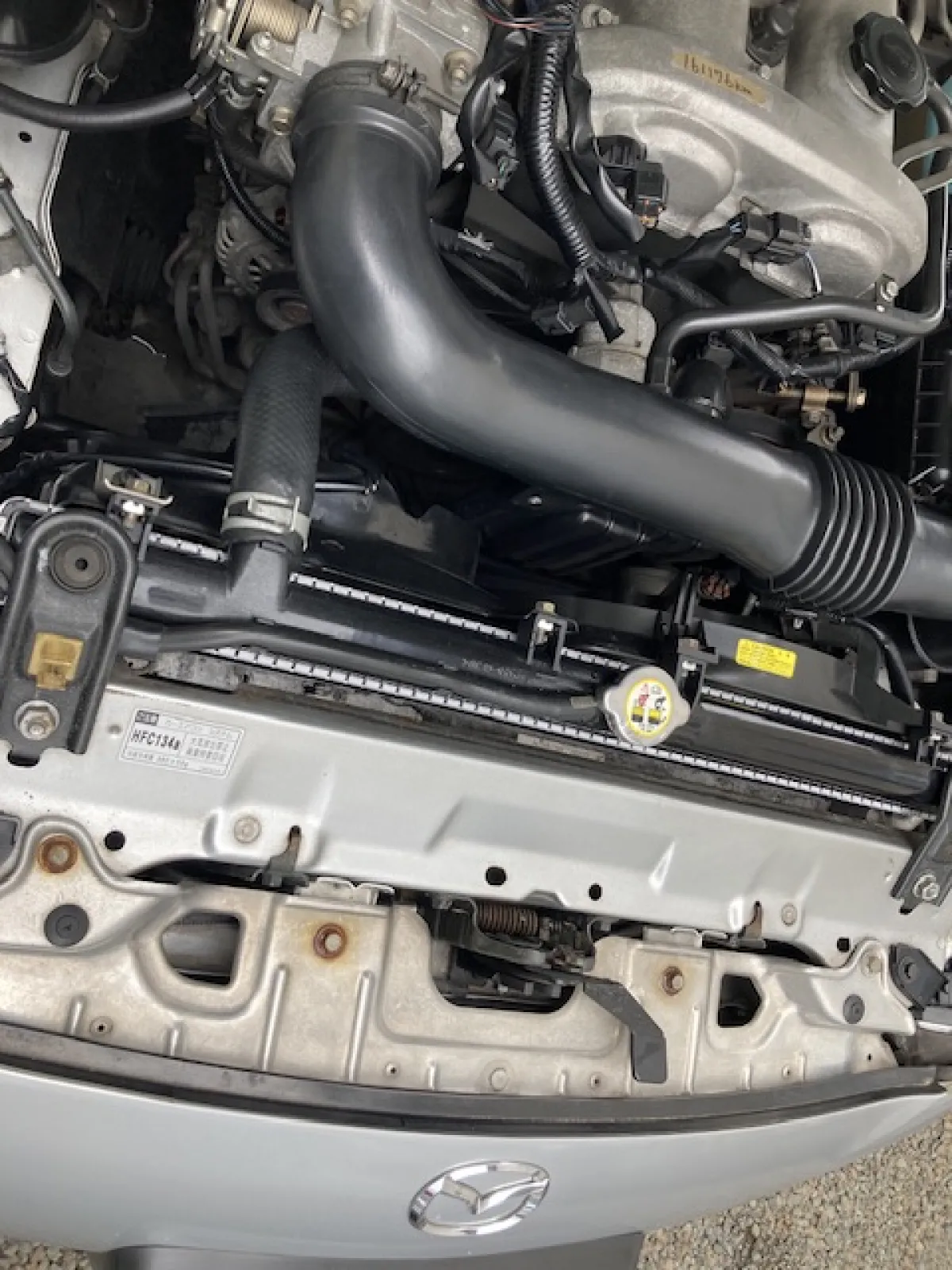 後は試運転でクーラントの量をまた確認します。作業はちょうど２時間ほどでした。純正ラジエーターは部品代が8万、工賃を入れると10万ほどの修理代になりますが、今回は社外品のラジエーターがネットで1万6千円ほど、工賃はなし。そして楽しい時間が過ごせました。ラジエーターホースはしばらく様子を見て行きます。これでまた安心して乗れます♪あちこち直して、まだまだ走ります‼️