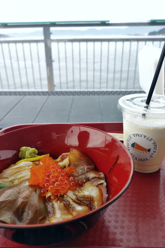 江田島のカフェで海鮮丼🥰