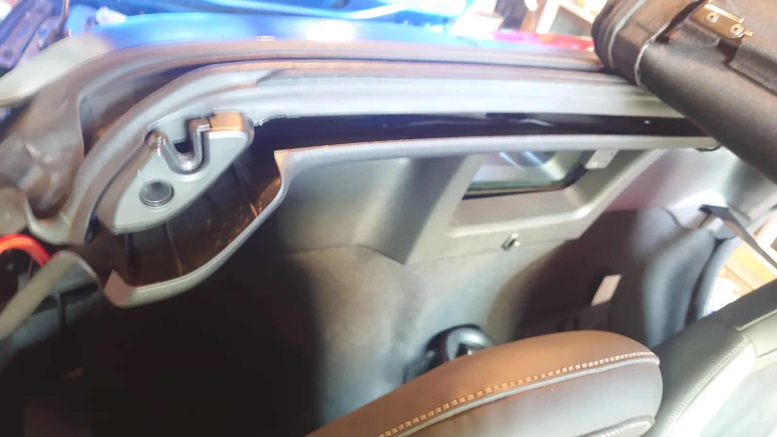 リアのエンジンルームから車内に引き込む為にサービスホール付近をバキっとする
車内側は上に付いてるクリップ外し作業の必要なクリップ3つと作業のいらないクリップで留まってるので上3つを外したら内装剥がしでぐいーっと