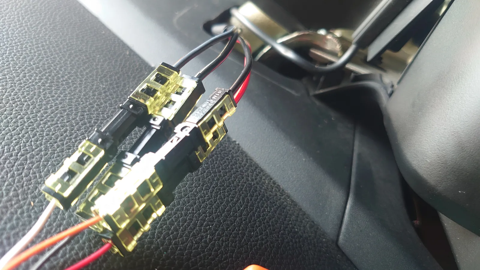 抜けたんで接続コネクターをパチり
この短さでカシメるのは絶対大変、文明の利器ってホント素晴らしい、ありがとうエーモン