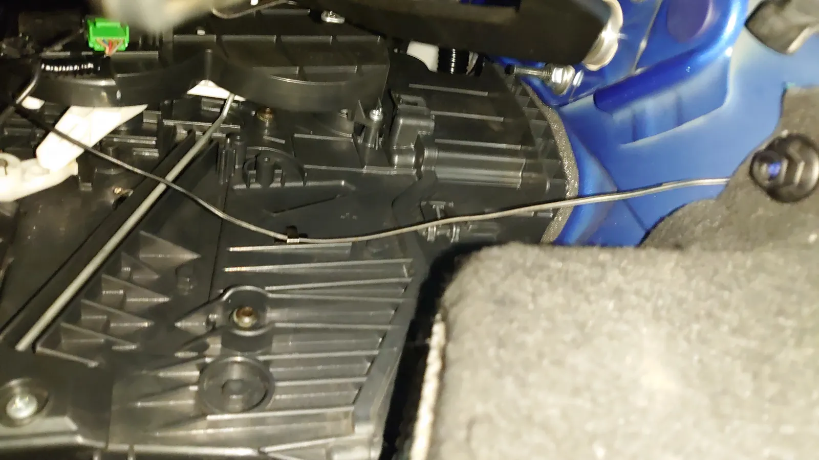 無事繋がる
オープンカーだから車外に足をぶん投げてるけど、普通の車だと足や腰が死んでたのでは……？
普通の車なら運転席をまっすぐに倒す？それはそう