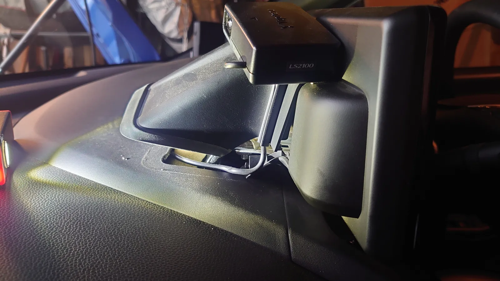 一番大変だと思ってた車内作業に入ります
エスロクは純正ディスプレイの裏からダッシュボードに通せるんで少しだけかぱぁっと