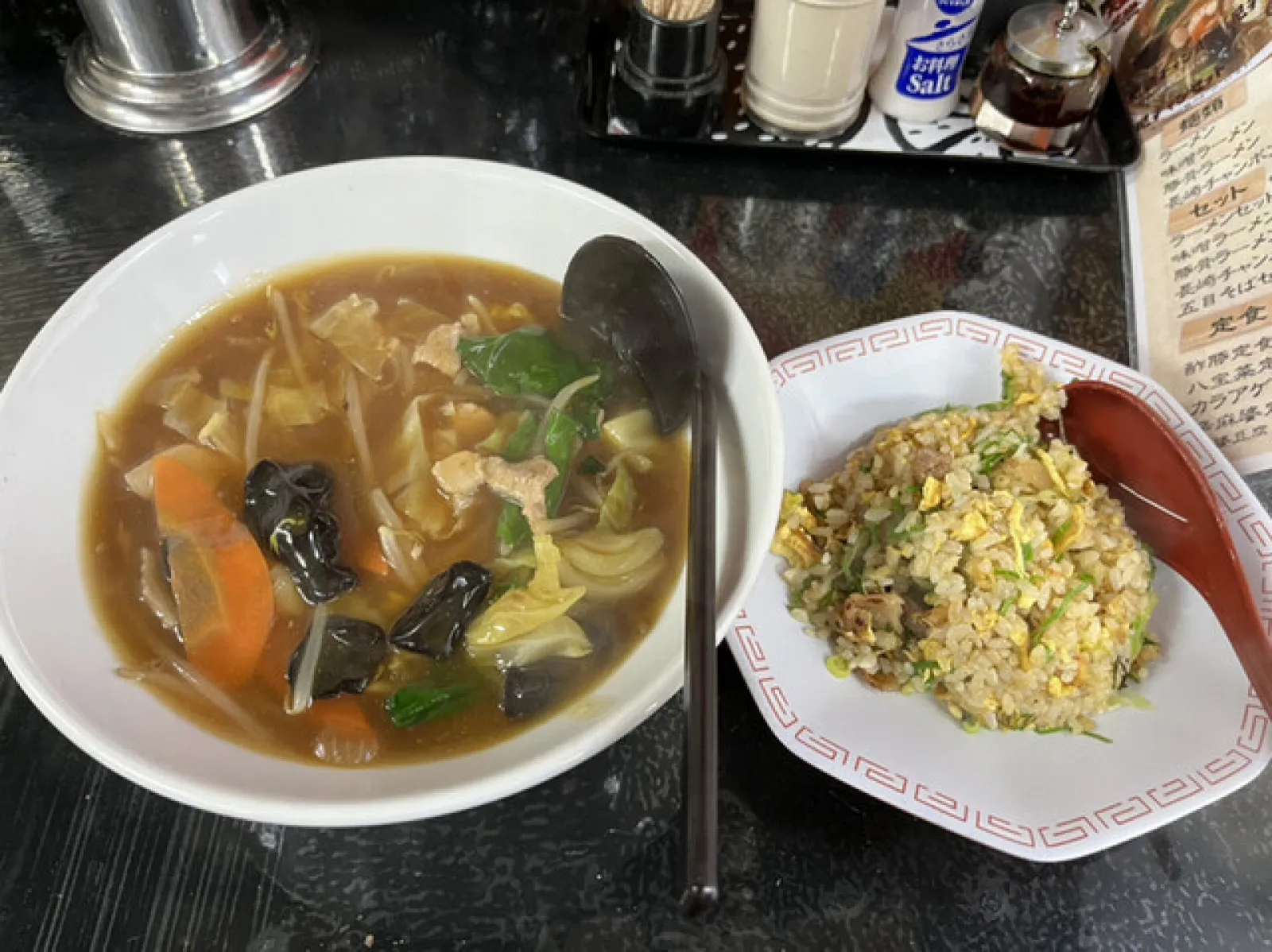 一押しは「尼ちゃんセット」このお店の1位、2位メニュー半チャーハンと尼崎ちゃんぽんのセット！
めちゃくちゃ旨い！(*´▽｀*)