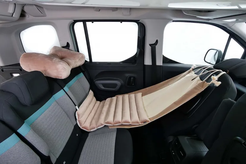 車内用ハーフハンモックで、仮眠を快適かつぜいたくな時間として楽しめる【お出掛け旅GOODS】仮眠具