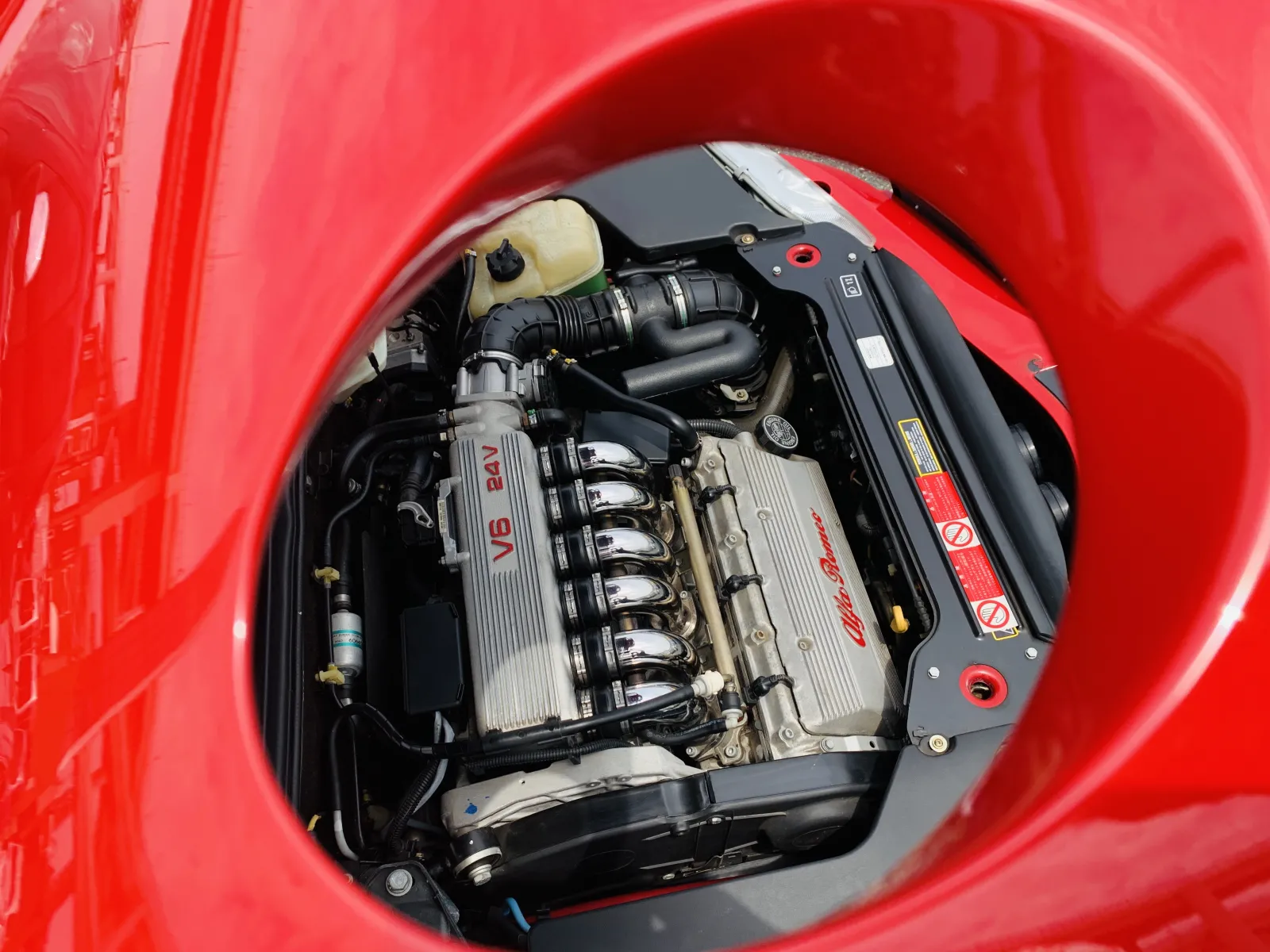 ピニンファリーナデザイン
伝統アルファV6エンジン