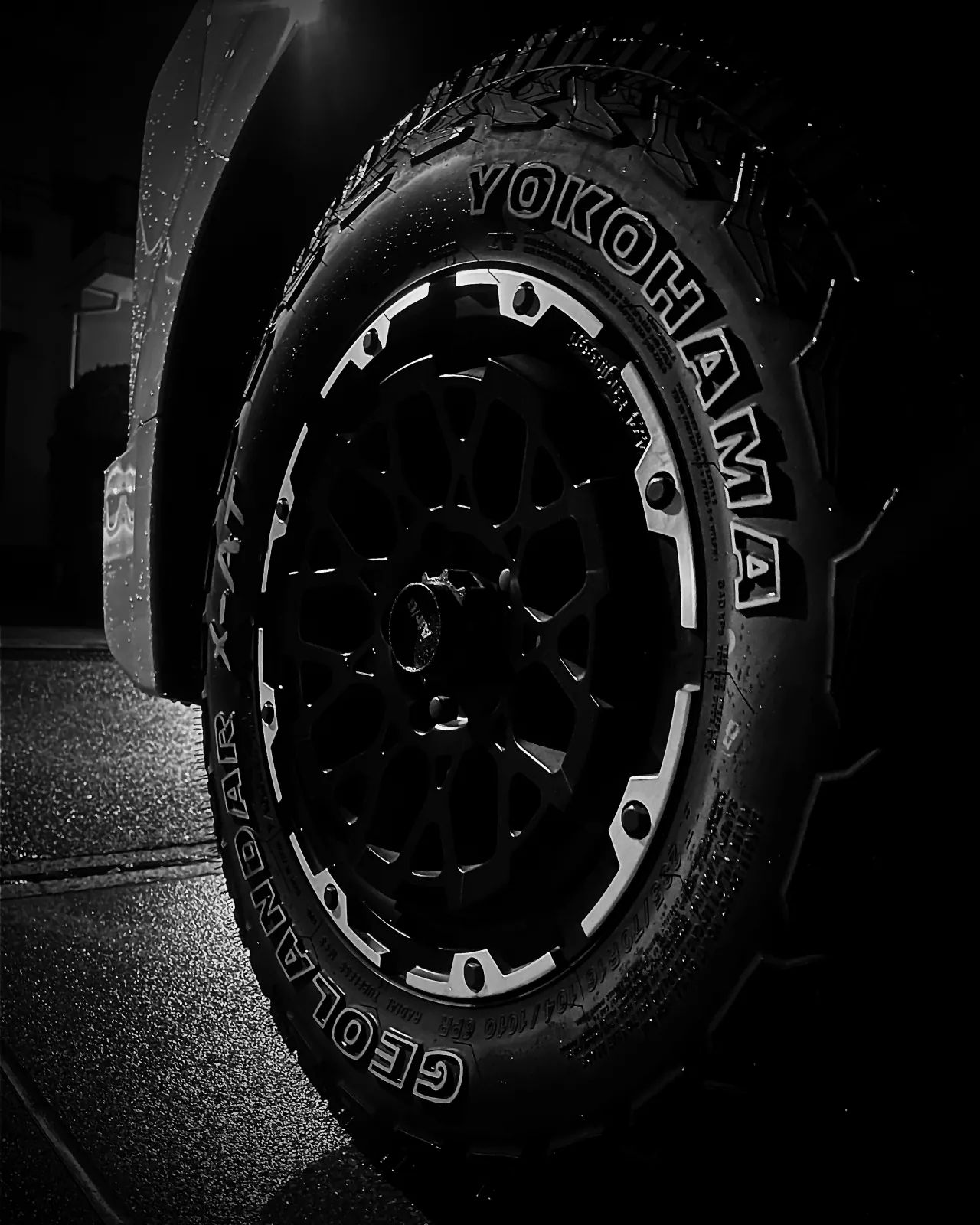 皆さんクルマの写真ってどの角度から撮りますか？最近はこのローアングルの世界にハマってます。タイヤ、ホイールがメインとはなりますがなかなかいい感じだたりします。おススメします。