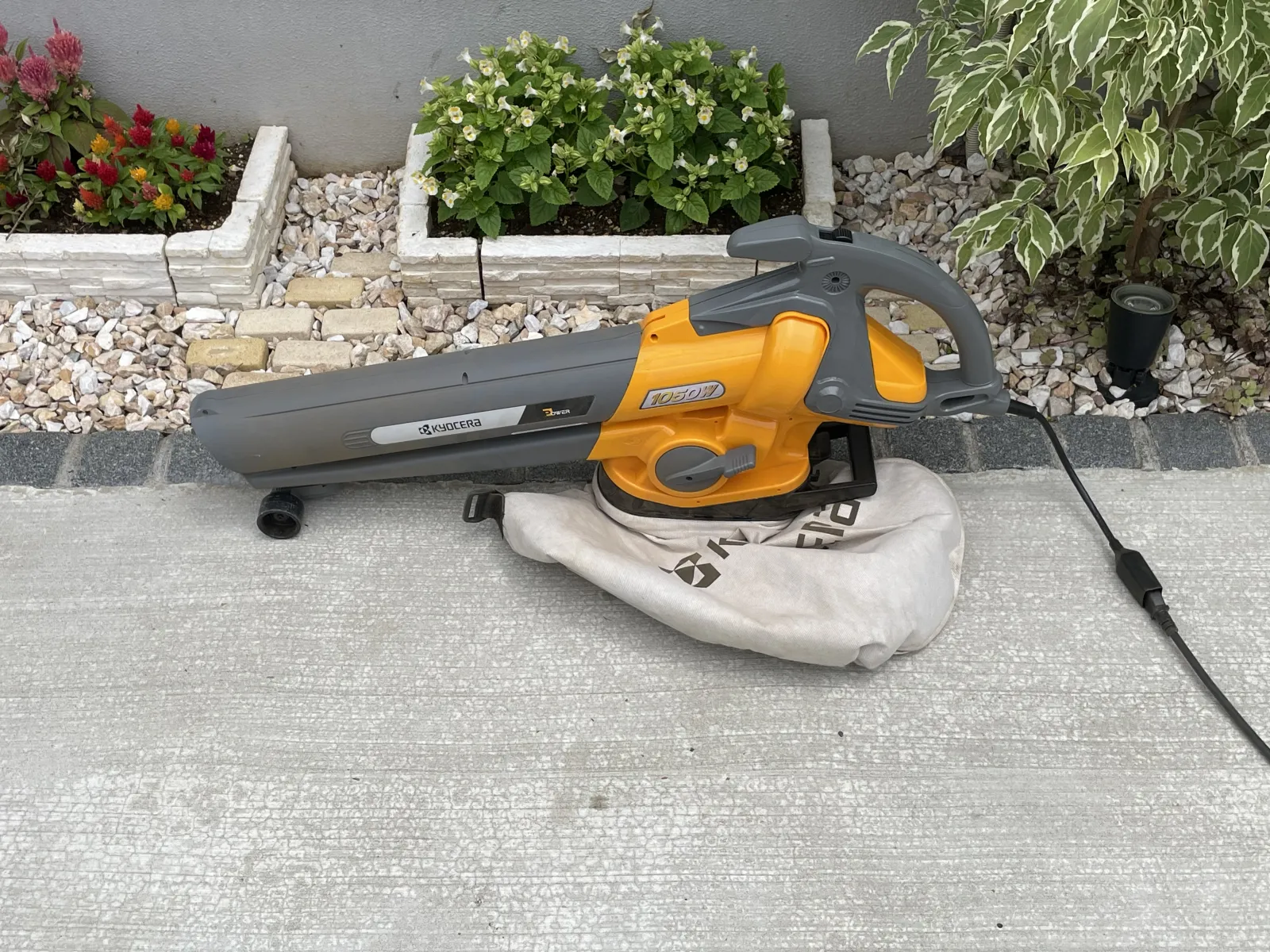 続いて、こちらのバキューム付きブロワーで刈った芝などを吸い取ります。
これはAmazonで1万円くらいの安物ですが、庭や外構の落ち葉を一掃できて便利でおすすめです。