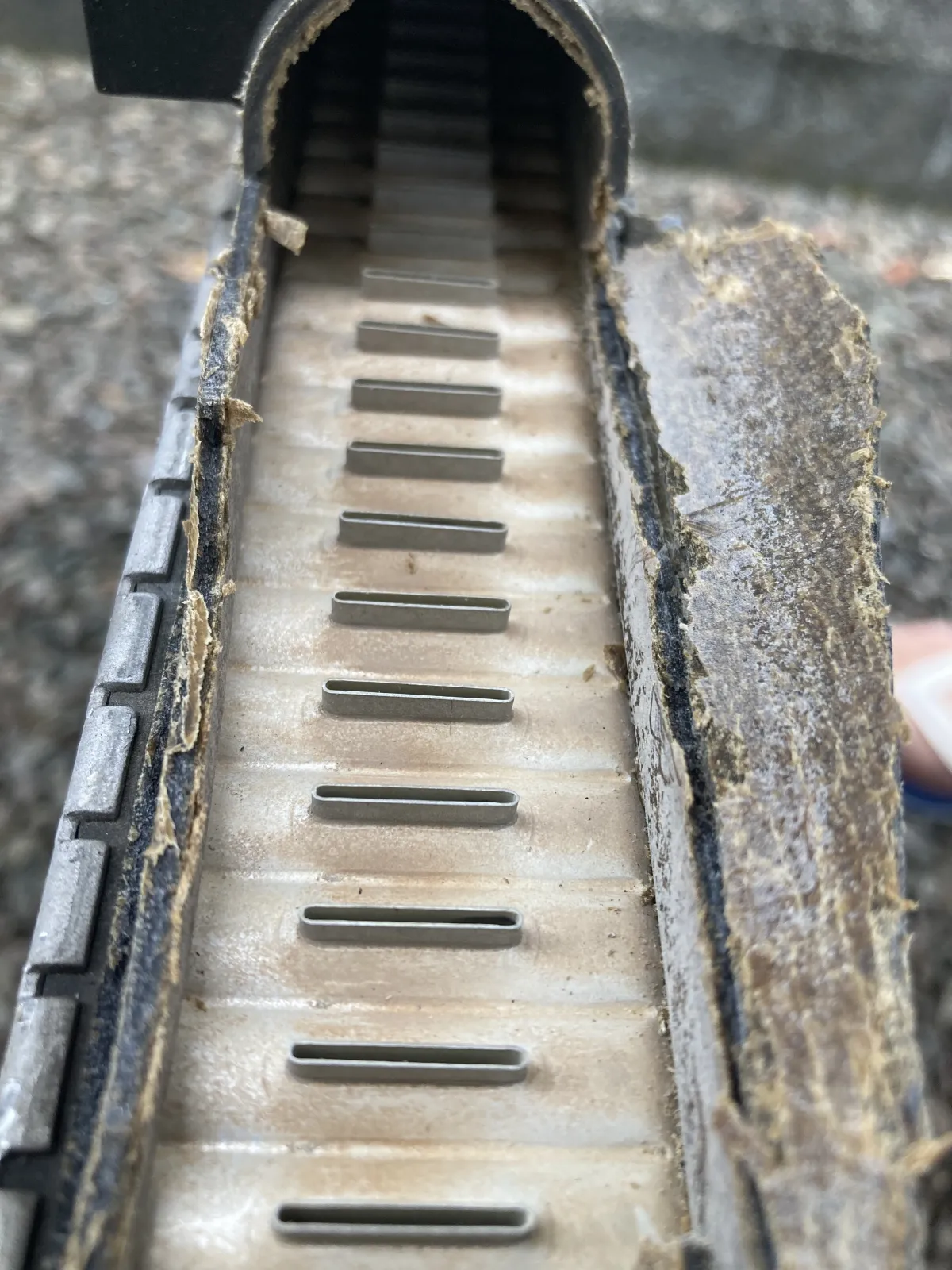 興味ある結果だと思います。ラジエーターの樹脂部が色変わりして、ひび割れが発生している状態は、やはり、早めにラジエーター交換するのがいいという結論です。参考にしてください。