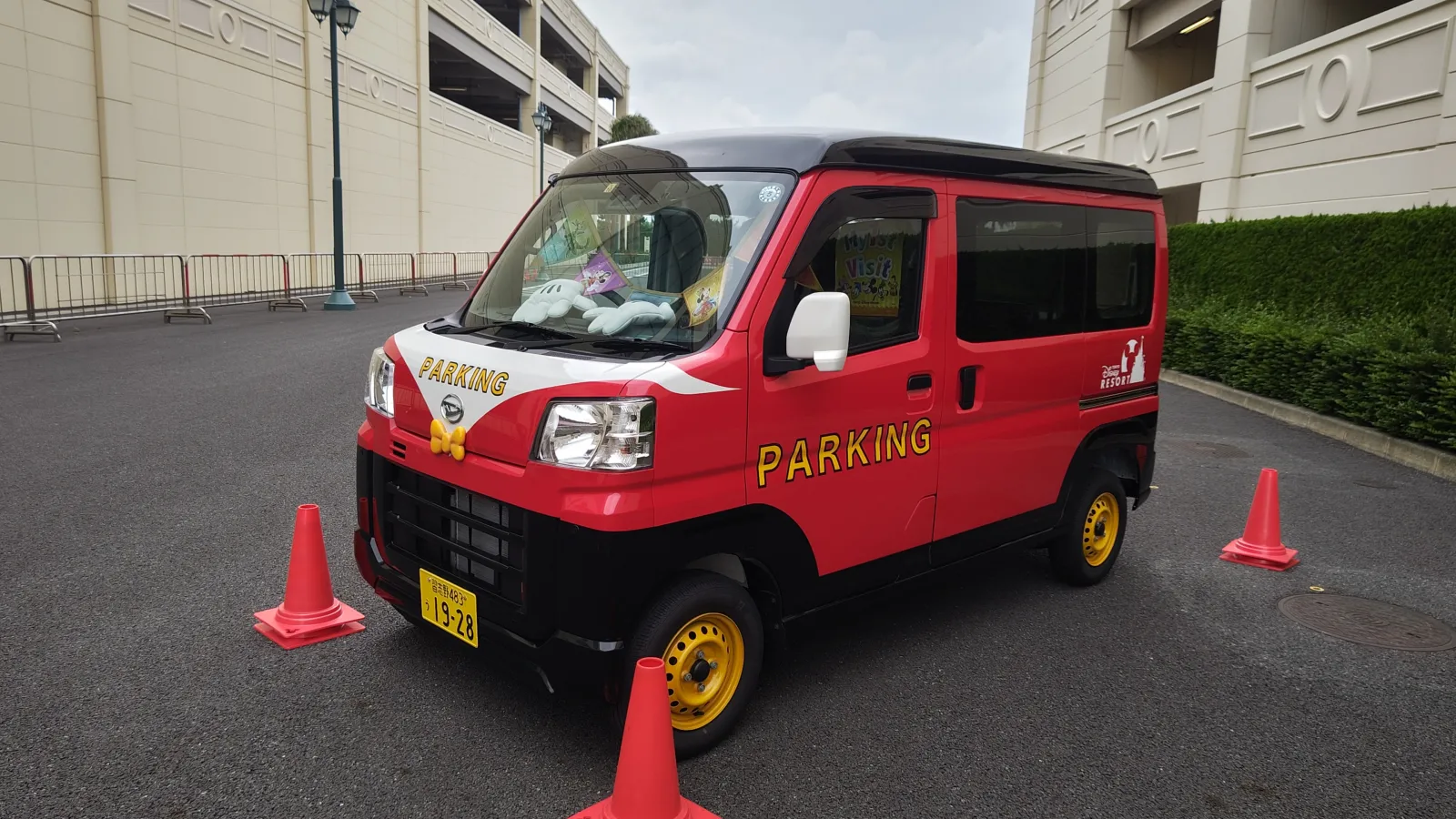 木曜日～土曜日は愛知県にドライブに行き、日曜日はディズニーランドでした。
ディズニーランドには徒歩圏内に住んでいますが、暑さと荷物の多さ(夫婦揃ってカメラ用のリュックとトートバックの２つ持ち)故に車で行きます。

駐車場の近くにミッキー色の可愛い見回り用の車が展示されてました。

ホイールが黄色になっており、ちゃんとミッキーの靴の色にあわせてあります🎵

ナンバーもミッキーのスクリーンデビューである「蒸気船ウィリー」の公開年になってます🚢