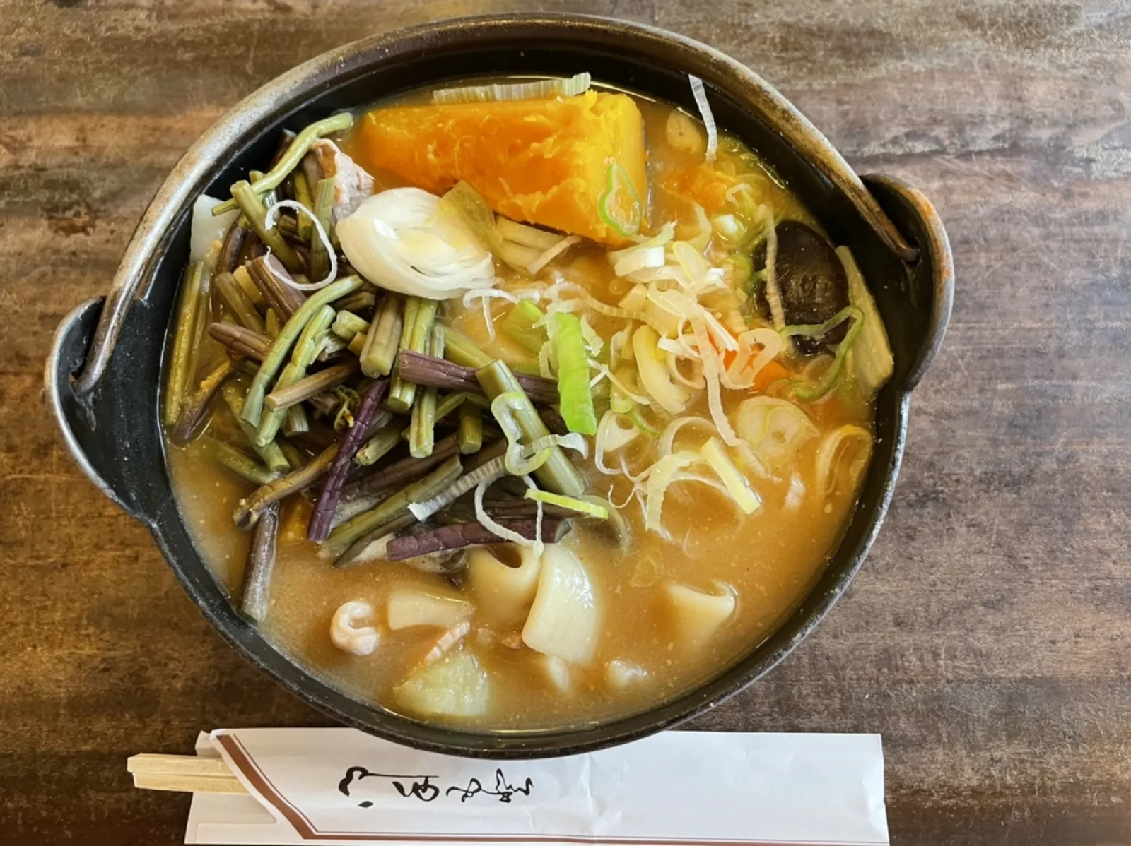 まよわず一択豚肉ほうとう。かぼちゃがスープに溶け出して混ざり合い優しい味。昔からかわらない美味しさ。心がほっとします。

他にも美味しいほうとう屋さんいろいろあるけど、なんだか安心する定番の小作さん。
ごちそうさまでした😊