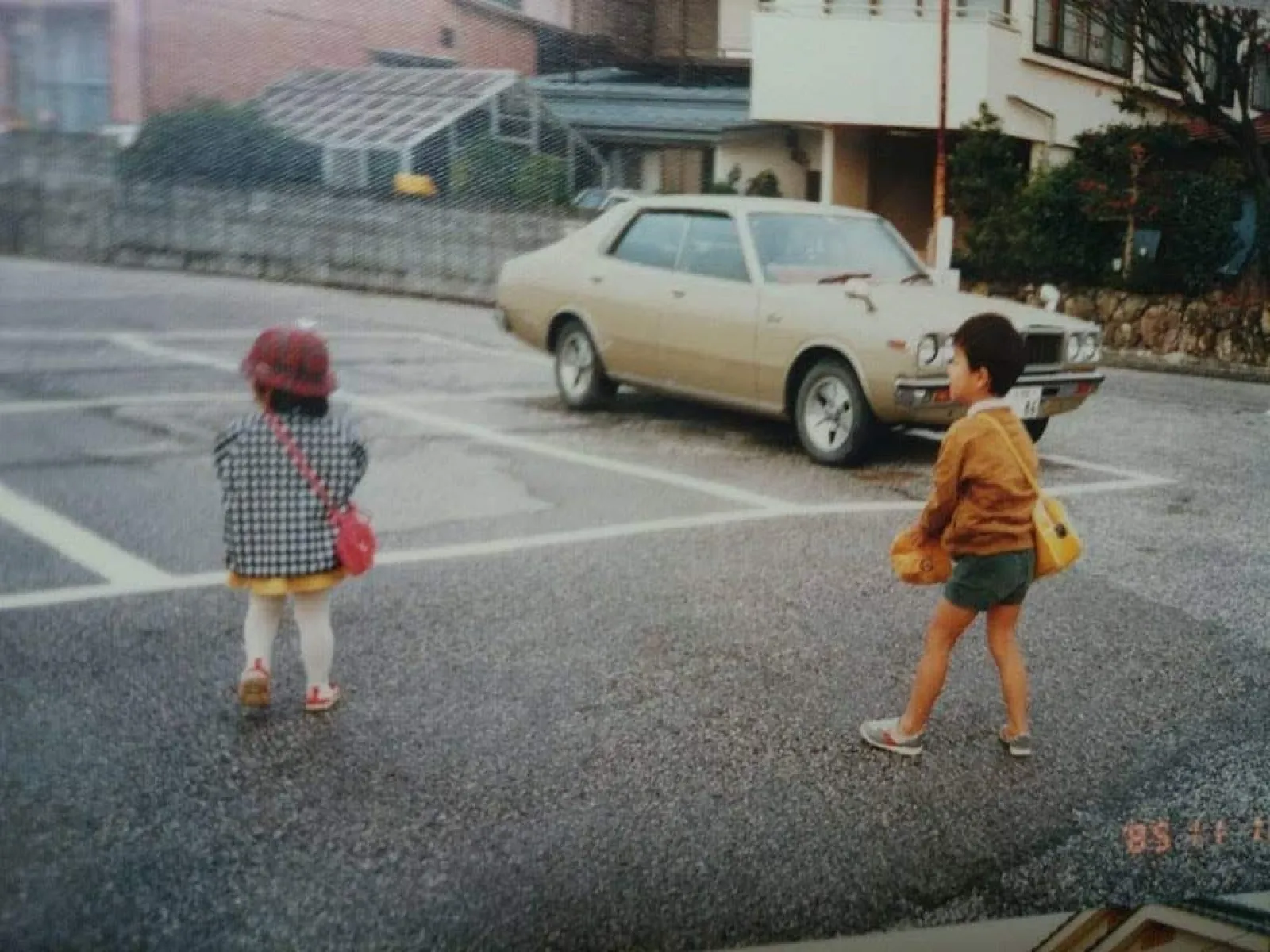 実家で写真を漁ってたら
すごく古い写真が出てきました😁
懐かしい〜✨

祖父が乗ってた車が写ってるのですが、
どなたか車種名わかる方、いらっしゃいますか？