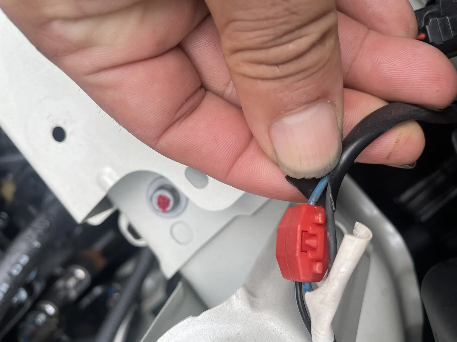 電源はポジションからエレクトロタップで拝借。
もう片方はボディアースへ。