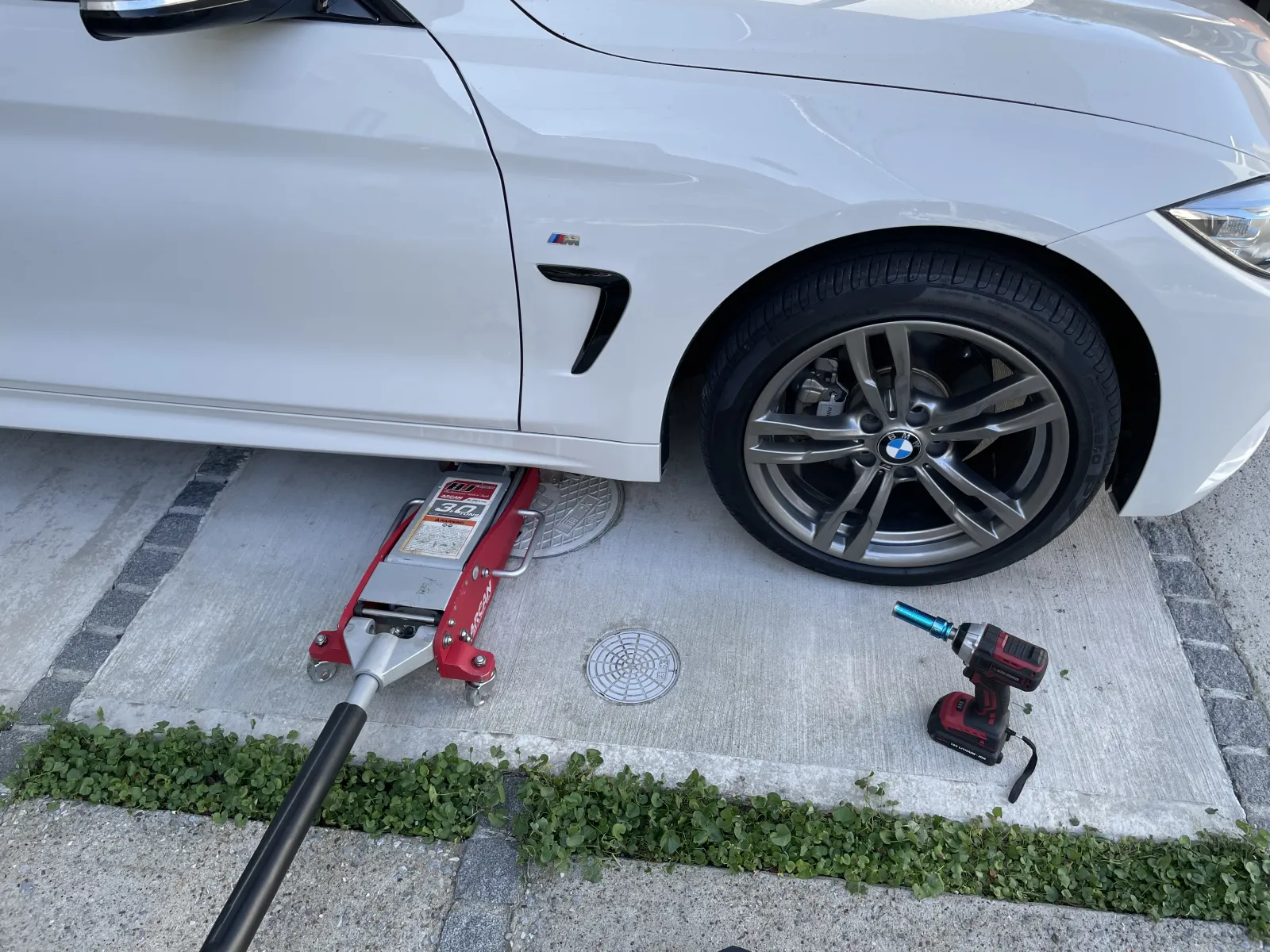 ライナーを捲れば簡単に交換できると思いきやフロントタイヤの着脱が必要でした。