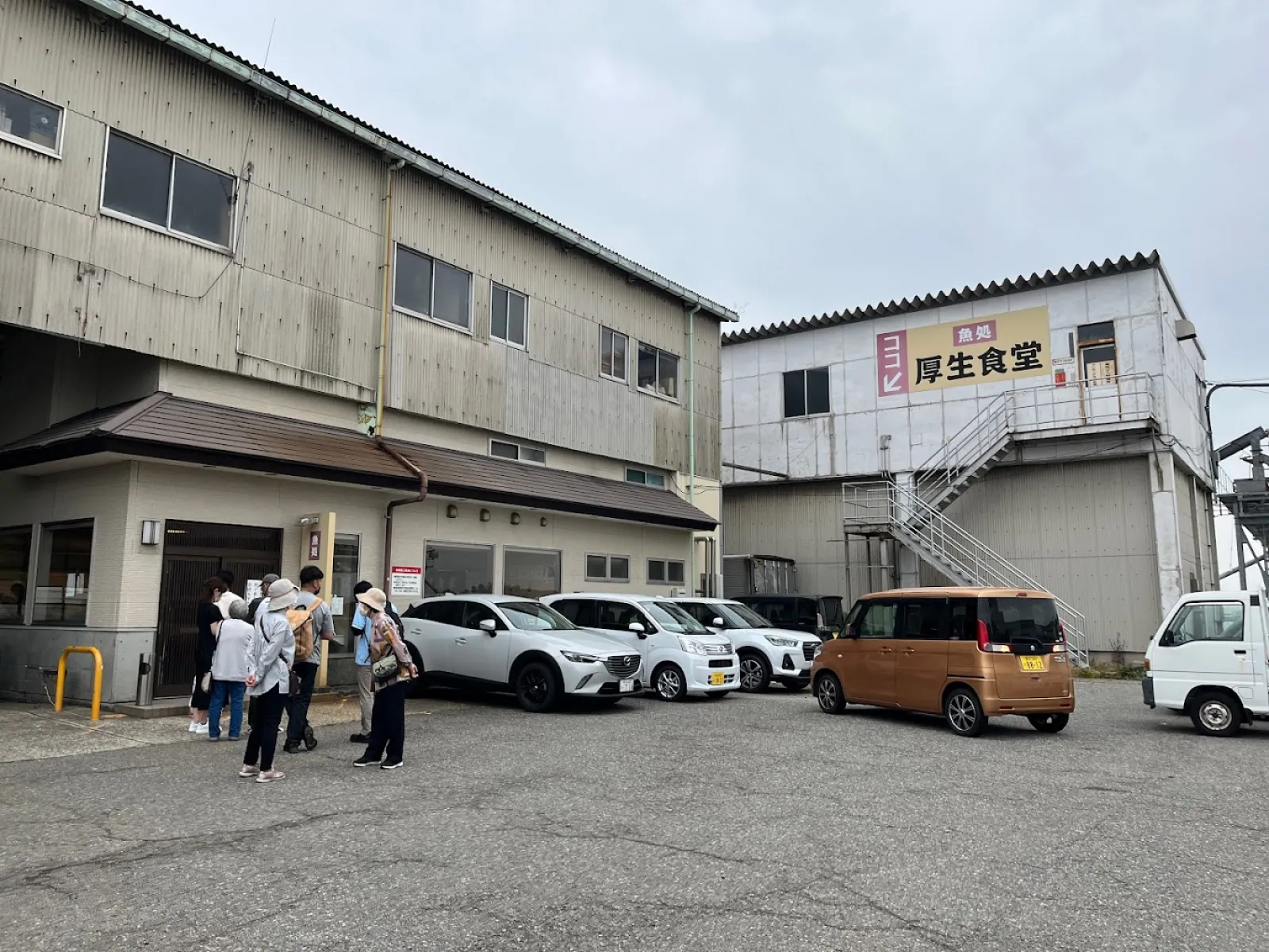 厚生食堂！お昼時は長蛇の列が・・・(@_@)
