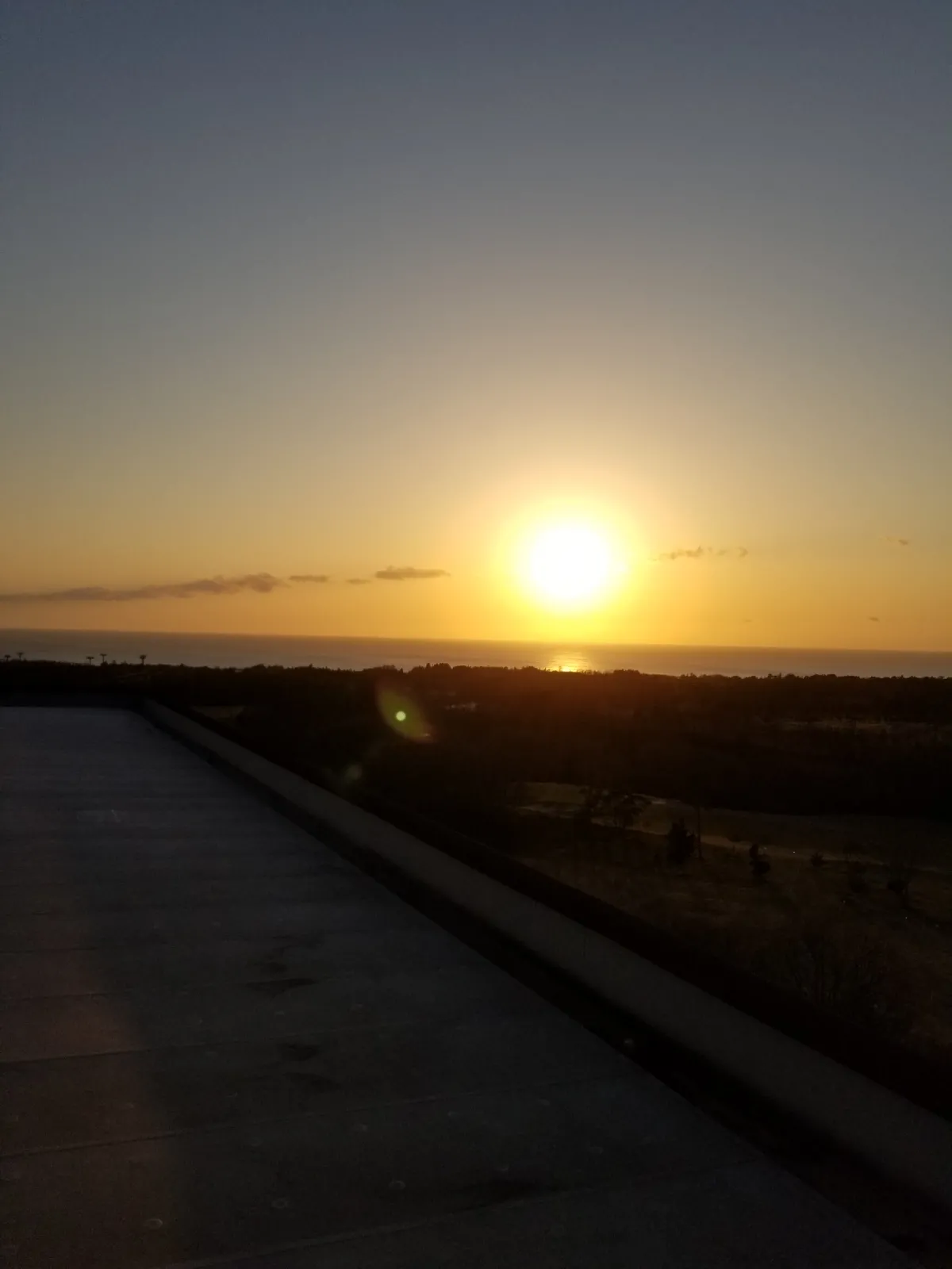 ホテルの屋上から望む夕焼けは絶景！(*´▽｀*)地平線が夕日に染まっています！