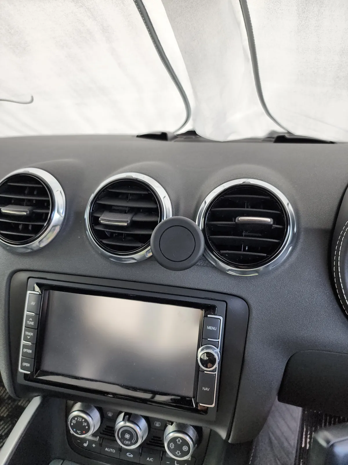 TT Mk2専用Clearmountsのスマホホルダー💡
車内に後付け感のあるものを置きたくない派なのでこれくらいスッキリしてるのが良き🤭
あえて下向きにマウントしてます💡