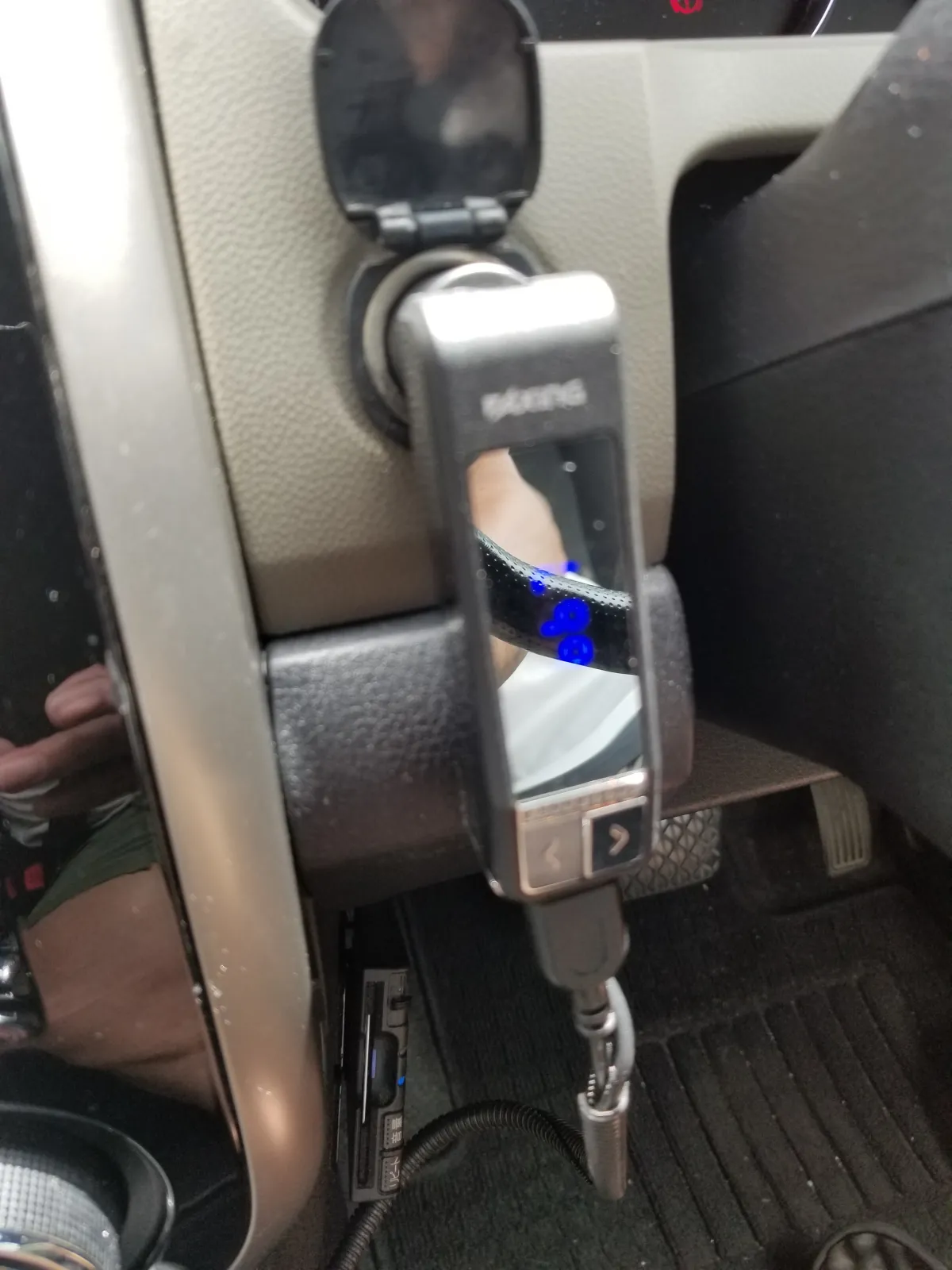 先ずは、音声を車載スピーカーから聞くために、FMトランスミッターを装着！