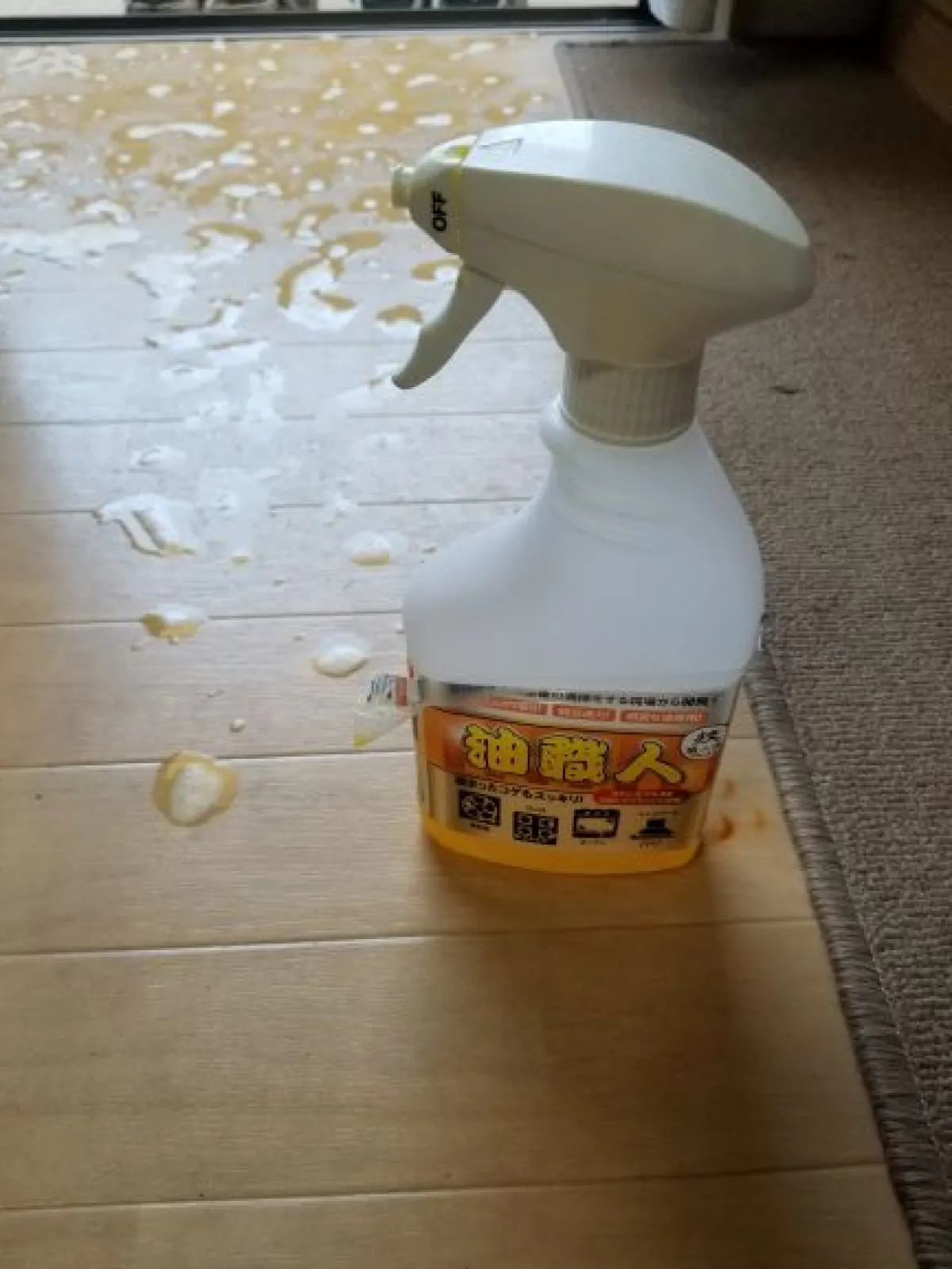 色々洗剤を試して見たけど中々落ちない！台所の油汚れを取り除いていた際、たまたま床に落ちた「油職人」の液剤が油を分解しているのを発見！
これは使える！