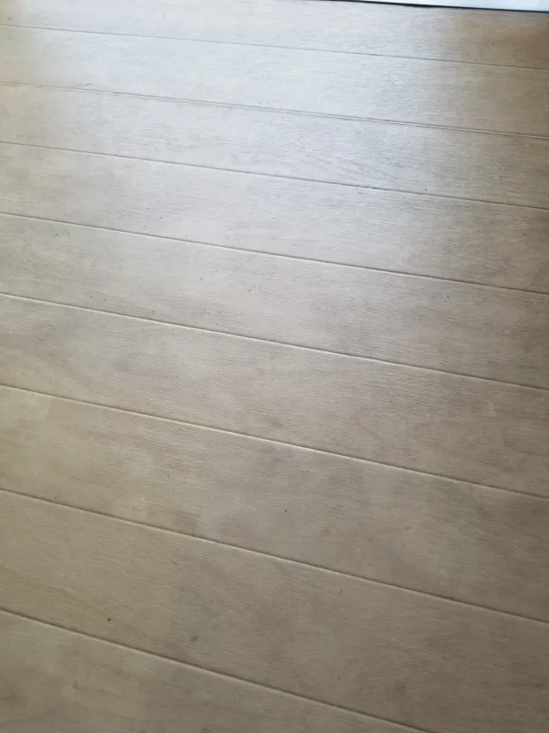 フローリングの汚れ・・・(@_@)