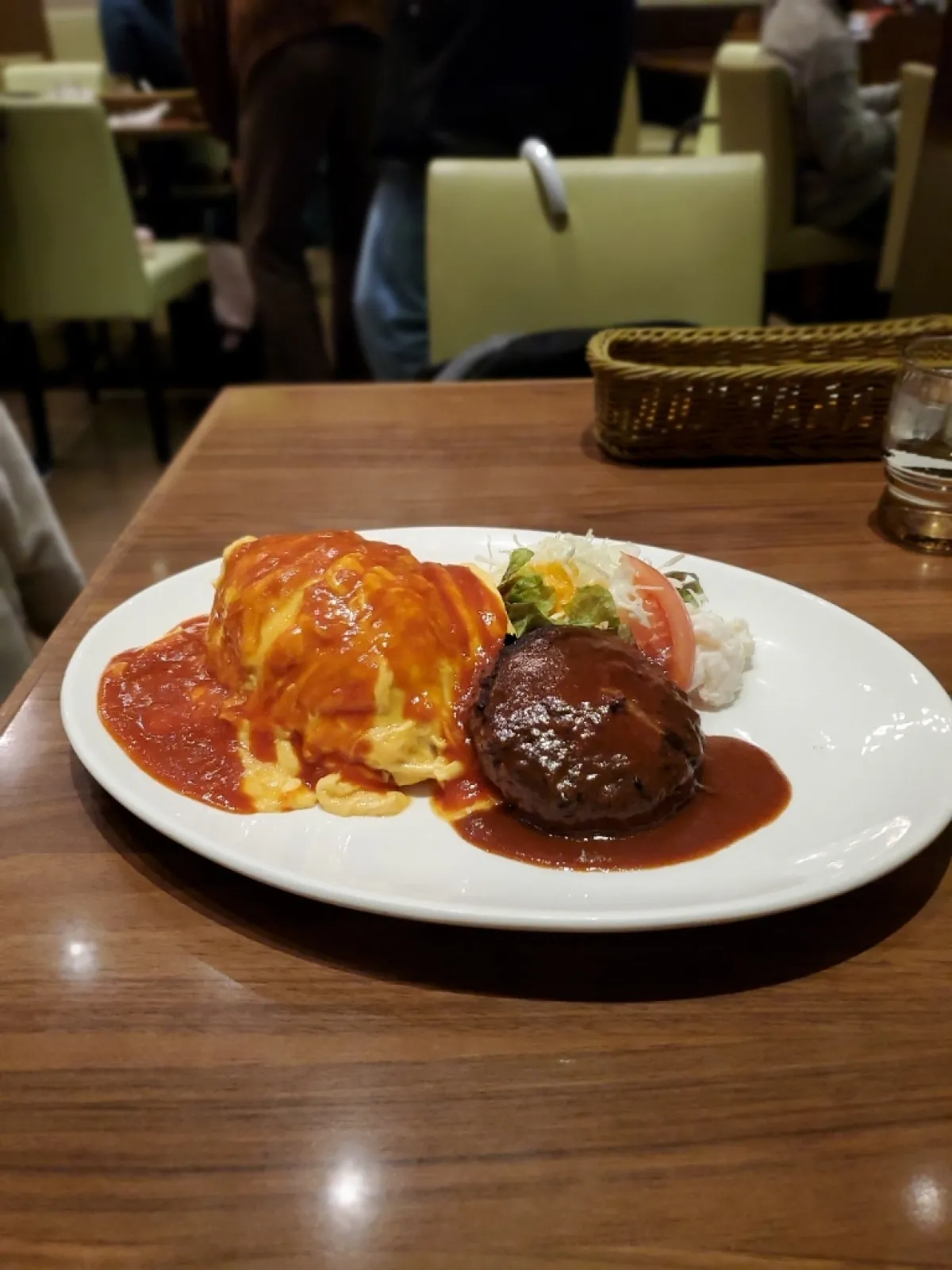 注文してしまった・・・ヤバい＆ヤバい！(;'∀')オムライス＆ハンバーグ！一口食べたら脳がとろけてしまいました！(#^^#)
自宅に戻ったら・・・1時間以上のウオーキングしなくちゃ！