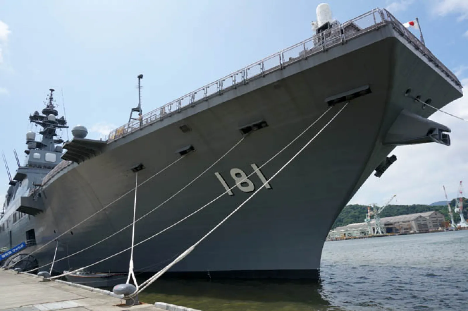 更に・・・・・・・・
護衛艦ひゅうが発見！
めっちゃデカい！(@_@)圧倒されます！
