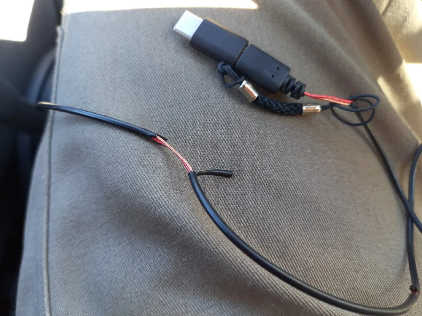 今まで使用していた充電器のコード、皮膜が破けてリールに収まらなくなりました。