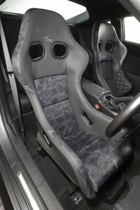 迷彩柄のファッショナブルなデザインが現代の車両にマッチ【後付け装備目録2023】本格スポーツシート