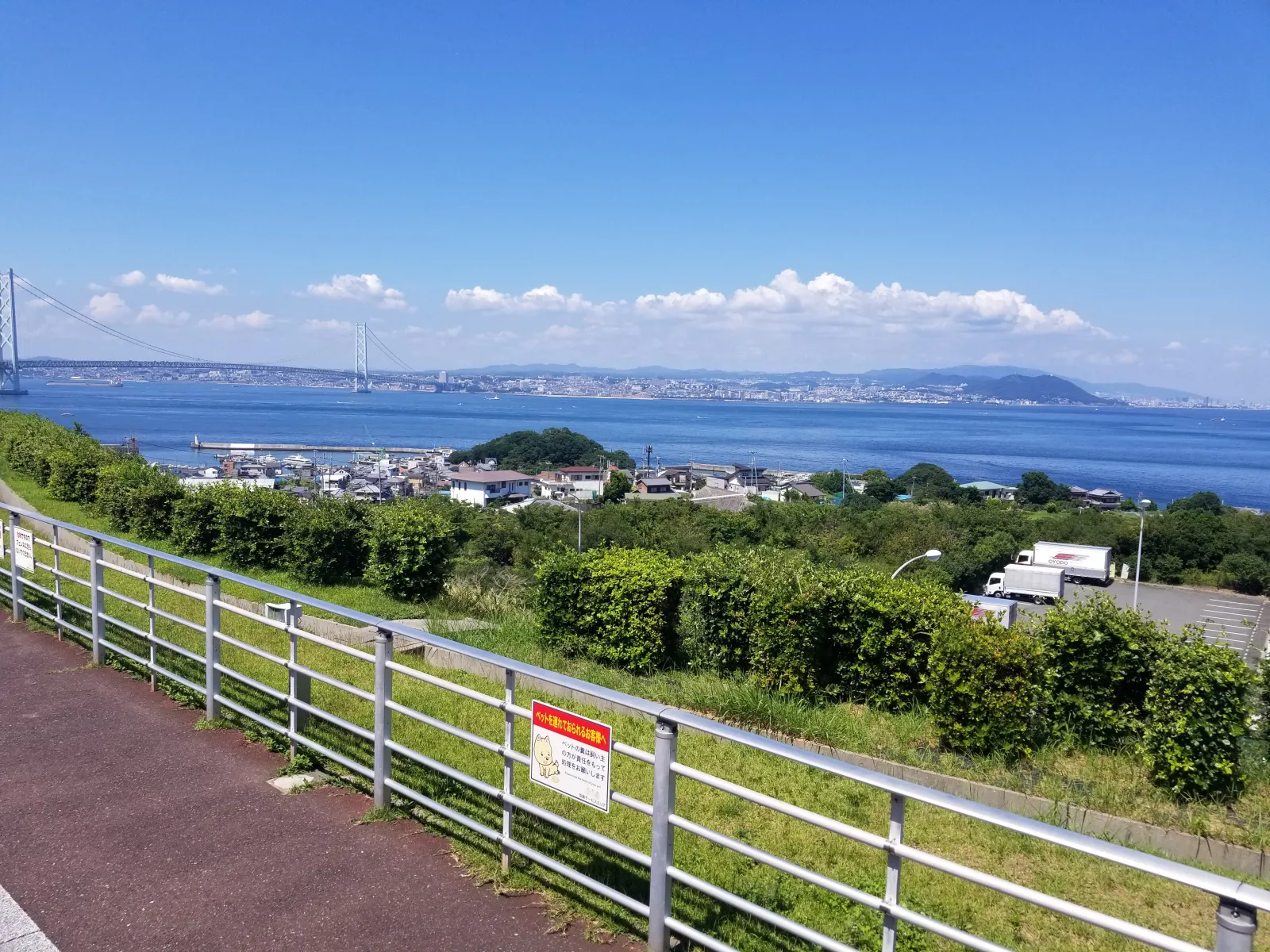 淡路島を訪れると、立ち寄り率／略100%の「淡路ハイウェィオアシス」から望む淡路海峡大橋！絶景です(^_-)-☆