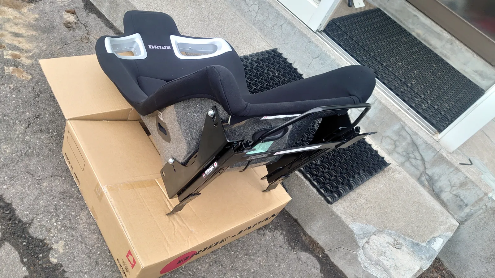 そんなわけで最終手段、シートとレールを先に取り付けてから車体に固定することに
ただ、この方法だからなのかフルバケのレールがそういうモノなのか分からないけどレールのスライダーがすっごい硬い
正直、前後に全く動かないレベルなので何度かシートとレールのとこからやり直すことに
なのでメガネレンチ大活躍、買ってて良かったです
