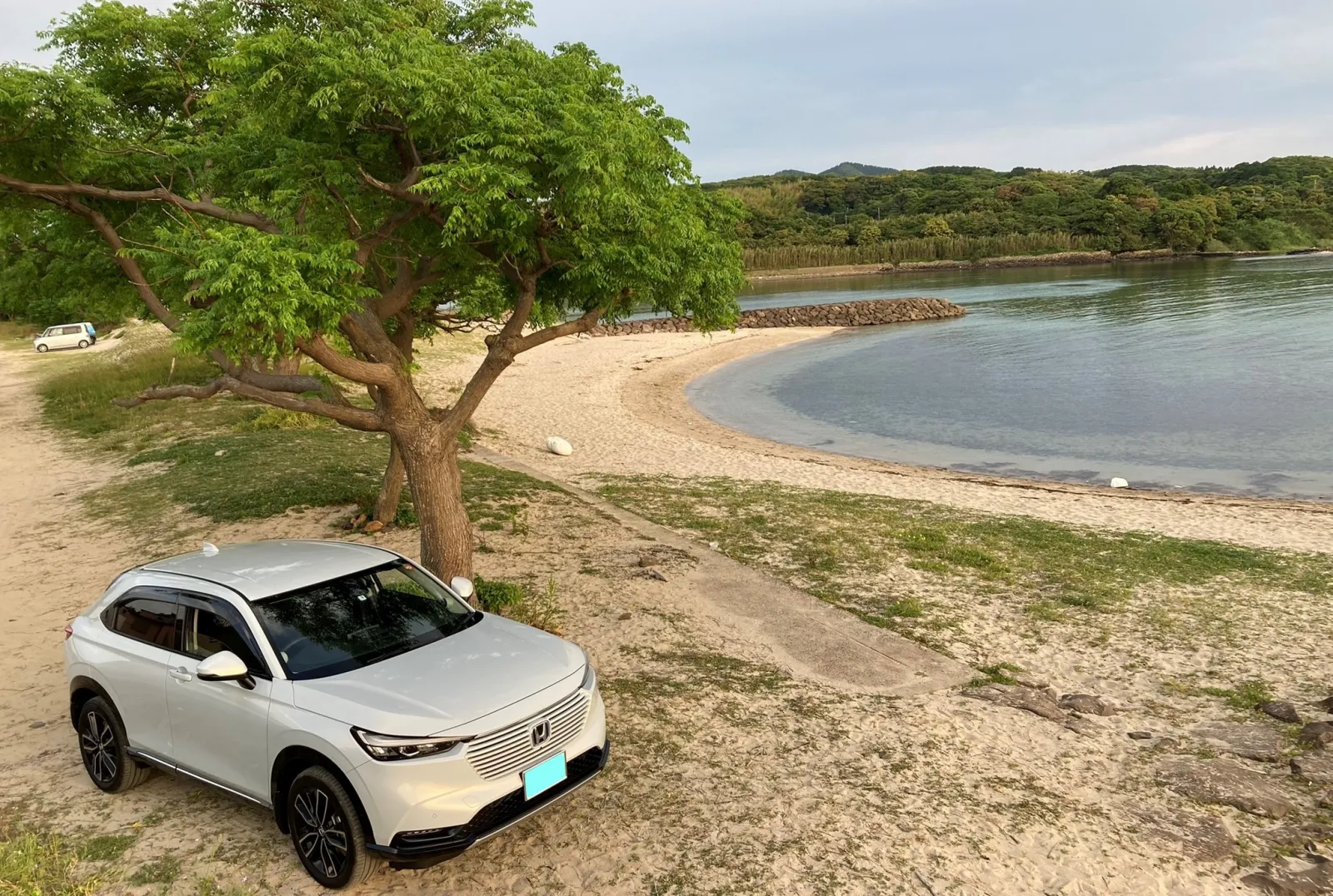 車で浜辺のすぐそばまで行けて　ちょうどいい大きさの木があり
木陰になる場所でした。

そして、真正面の海に　夕日が沈み　心地よい海風が吹いていて
仕事の疲れを癒すことが出来る　素敵な場所でした。