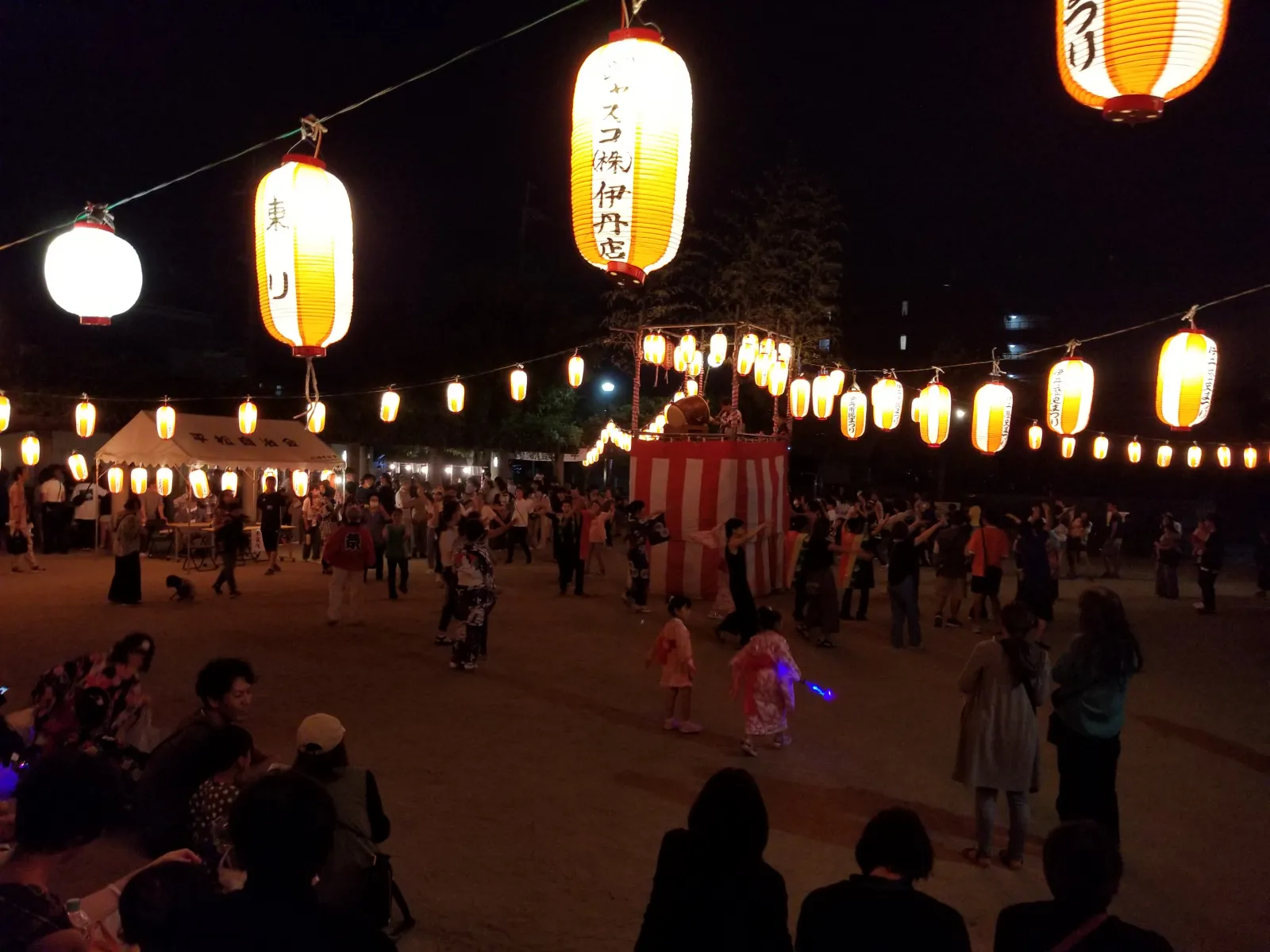 盆踊りが戻ってきました・・・活気が凄い(*´▽｀*)一心不乱で踊っている方もチラホラ